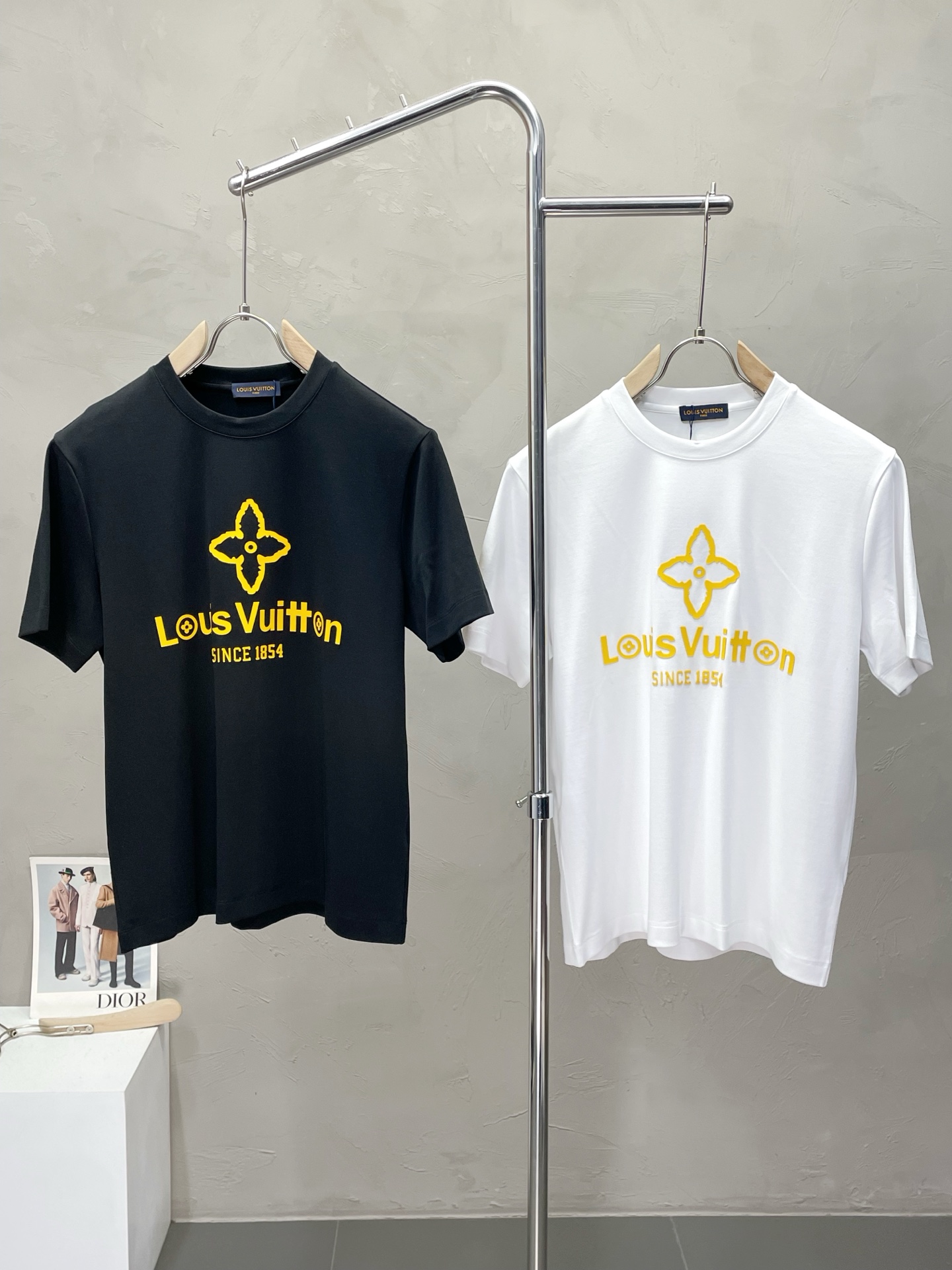 NO:530309,.Louis Vuitton exclusively offers new original single men's casual short sleeves, high-end customization, high-end version, fashionable and versatile imported fabric, super soft and delicate, skin-friendly and comfortable to wear, high-end boutique, OEM, fine-made top body, very good, men's essential items, three standards, complete code M-4XL,,louis vuitton,louis vuitton,T-shirt,alexander wang19860909.Louis Vuitton路易威登独家专供新款原单男士休闲短袖 高端定制 高端版本 时尚百搭爆款进口面料 手感超柔软细腻 穿着亲肤舒适 高端精品 代工厂精细做上身非常赞 男士必备单品 三标齐全 码数M-4XL,,louis vuitton,louis vuitton,T-shirt,alexander wang,Men's clothing