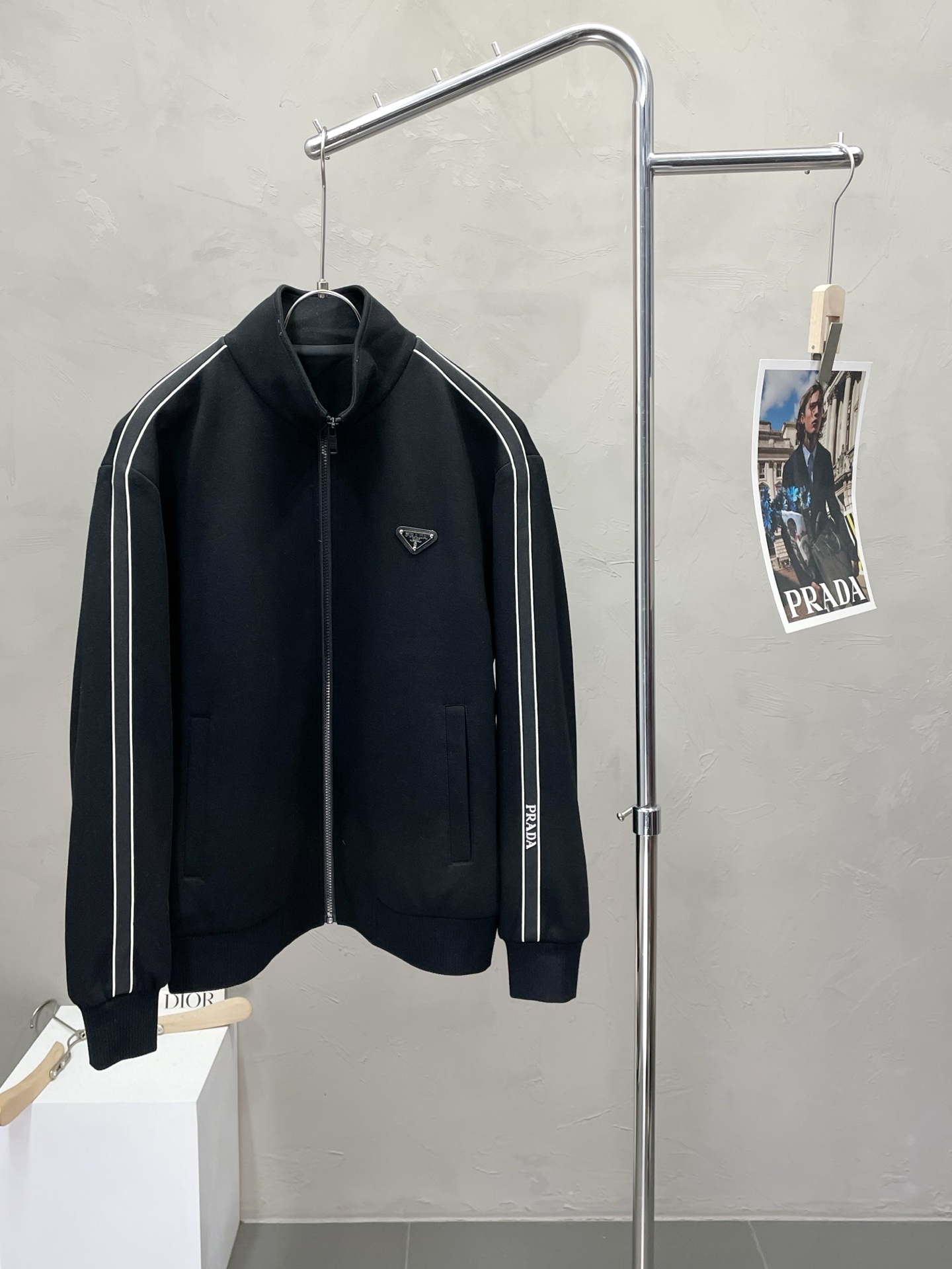 NO:531340,.Prada exclusively offers new original single men's casual jacket jackets, high-end customization, high-version, fashionable and versatile original imported fabrics, warm and comfortable, neckline hem, logo pattern design, super soft and delicate, skin-friendly and comfortable, high-end boutique, OEM, fine-made top body, very good, men's essential items, three-standard size M-3XL,,prada,prada, jackets & coats,jackets & coats,alexander wang19860909.Prada普拉达独家专供新款原单男士休闲夹克外套 高端定制 高版本 时尚百搭爆款原版进口面料 保暖舒适 领口衣摆 logo图案设计 手感超柔软细腻 穿着亲肤舒适 高端精品 代工厂精细做上身非常赞 男士必备单品 三标齐全 尺码M-3XL,,prada,prada,jackets & coats,jackets & coats,alexander wang,Men's clothing