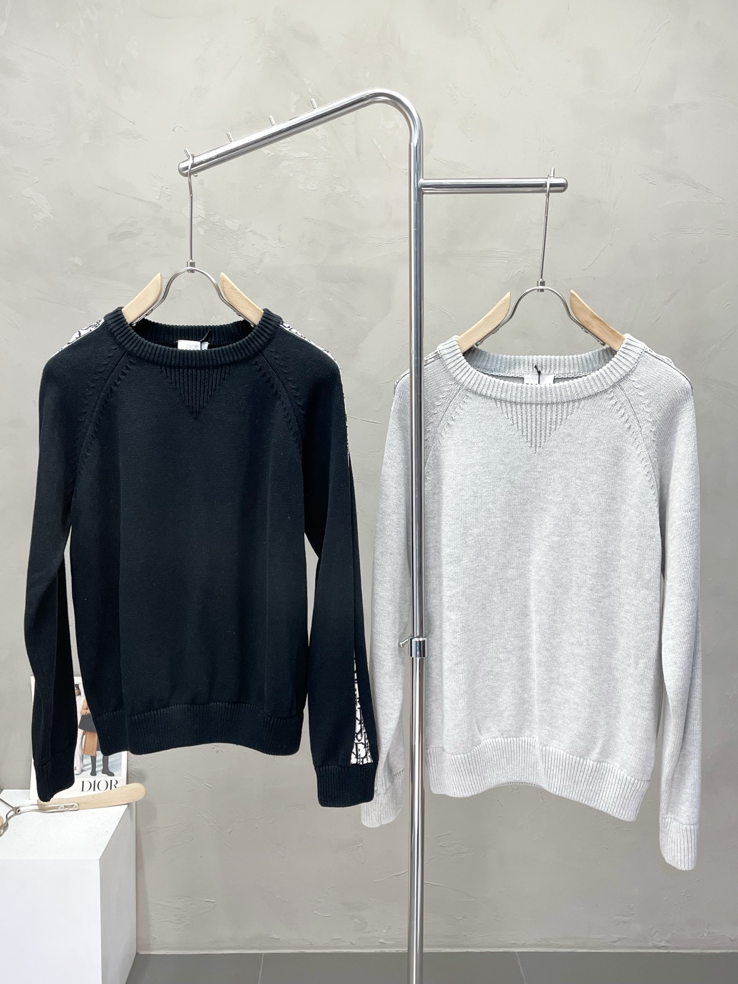 NO:531333,.Dior exclusively offers new original single men's casual pullover sweater. Knitted sweater. High-end customization. High-end version. Fashionable and versatile imported fabric. Super soft and delicate touch. Comfortable skin-friendly and comfortable to wear. High-end boutique. OEM is very good. Men's must-have items. Complete three standards. S-2XL, dior, dior, sweaters, alexander wang.19860909.Dior迪奥独家专供新款原单男士休闲套头毛衣.针织毛衣 高端定制 高端版本 时尚百搭爆款进口面料 手感超柔软细腻 穿着亲肤舒适 高端精品 代工厂精细做上身非常赞 男士必备单品 三标齐全 码数S-2XL,,dior,dior,sweaters,alexander wang,Men's clothing