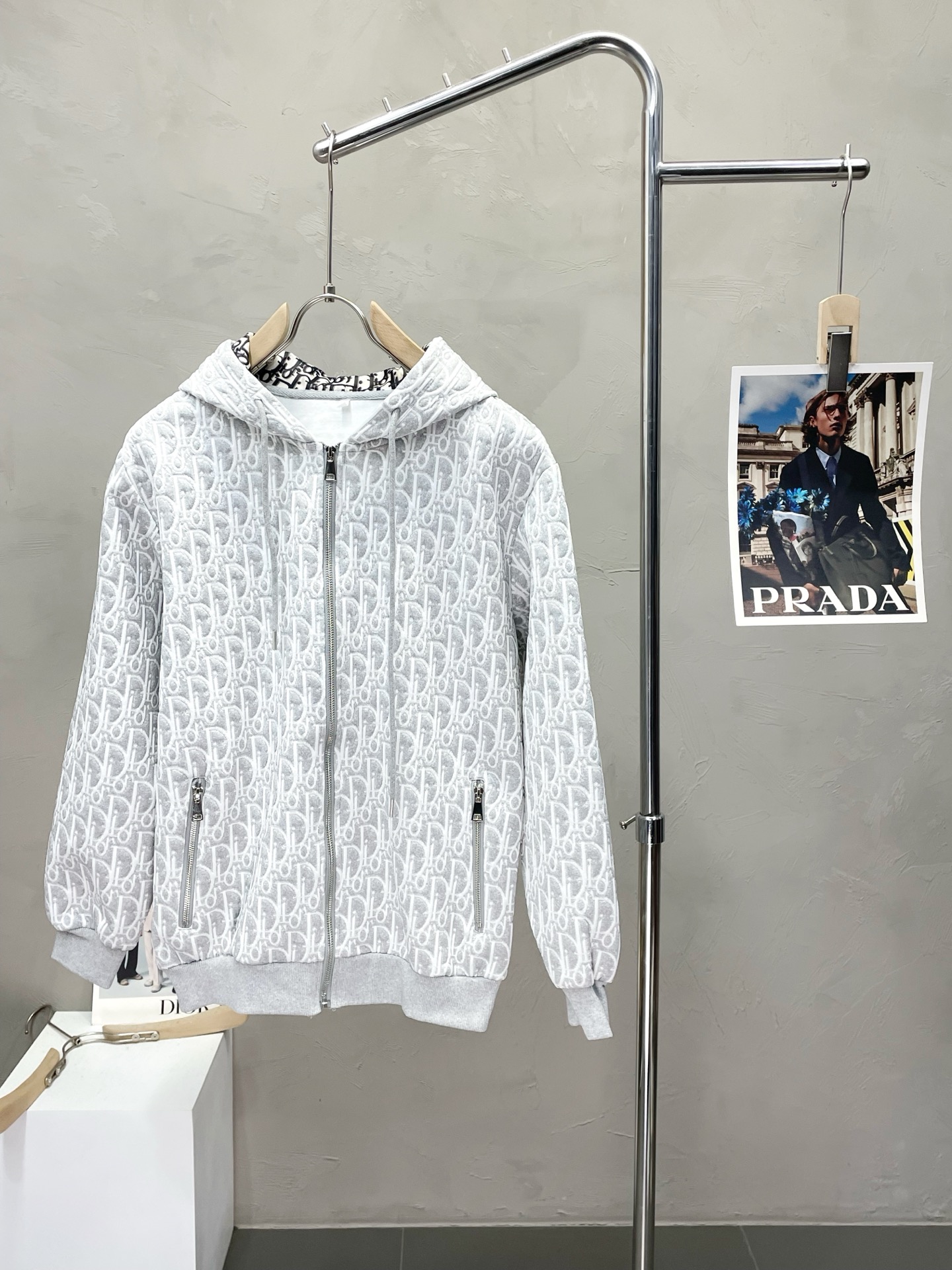 NO:531322,.Dior exclusively offers the latest fashionable hooded jacket, classic full flower design, quality is even more unscrupulous, high-end products that cannot be picked and can be purchased directly, and cannot be missed! Through the detailed pictures, you can feel its powerful aura, and the warm-concentration effect is significant, so you don’t have to worry about the chill at all! It is both fashionable and functional, and the whole style looks more luxurious and elegant! Size M-3XL, Dior, Dior, Jackets & coats, Hats, Alexander wang19860909.Dior迪奥独家专供最新时尚连帽外套 经典满花设计 品质更是无法挑剔品控可以直接入手,不容过错的高端臻品！通过细节图片便可感受到它强悍的气场,聚温保暖效果显著,完全不用担心会有一点寒意！时尚与功能性兼备,整款显得更加的奢华大气！ 尺码M-3XL,,dior,dior,jackets & coats,hats,alexander wang,Men's clothing