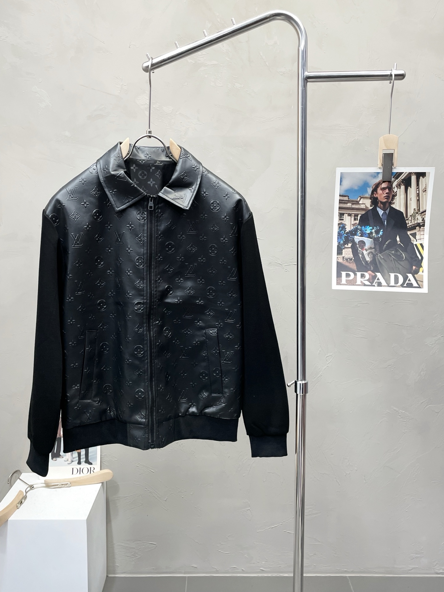 NO:531328,.Louis Vuitton exclusively offers the latest fashionable leather jackets, knitted hand-sleeved leather jackets. A classic jacket with a very beautiful look. The quality is even more unscrupulous. You can buy it directly. You can't get it wrong! Through the detailed pictures, you can feel its powerful aura, and the warm-concentration effect is significant, so you don’t have to worry about the chill at all! It is both fashionable and functional, and the whole style looks more luxurious and elegant! Size M-3XL, louis vuitton,louis vuitton,jackets & coats,jackets & coats,alexander wang19860909.Louis Vuitton路易威登独家专供最新时尚拼皮夹克,针织手袖拼皮夹克外套 经典设计感与颜值爆棚的外套,品质更是无法挑剔品控可以直接入手,不容过错的高端臻品！通过细节图片便可感受到它强悍的气场,聚温保暖效果显著,完全不用担心会有一点寒意！时尚与功能性兼备,整款显得更加的奢华大气！ 尺码M-3XL,,louis vuitton,louis vuitton,jackets & coats,jackets & coats,alexander wang,Men's clothing