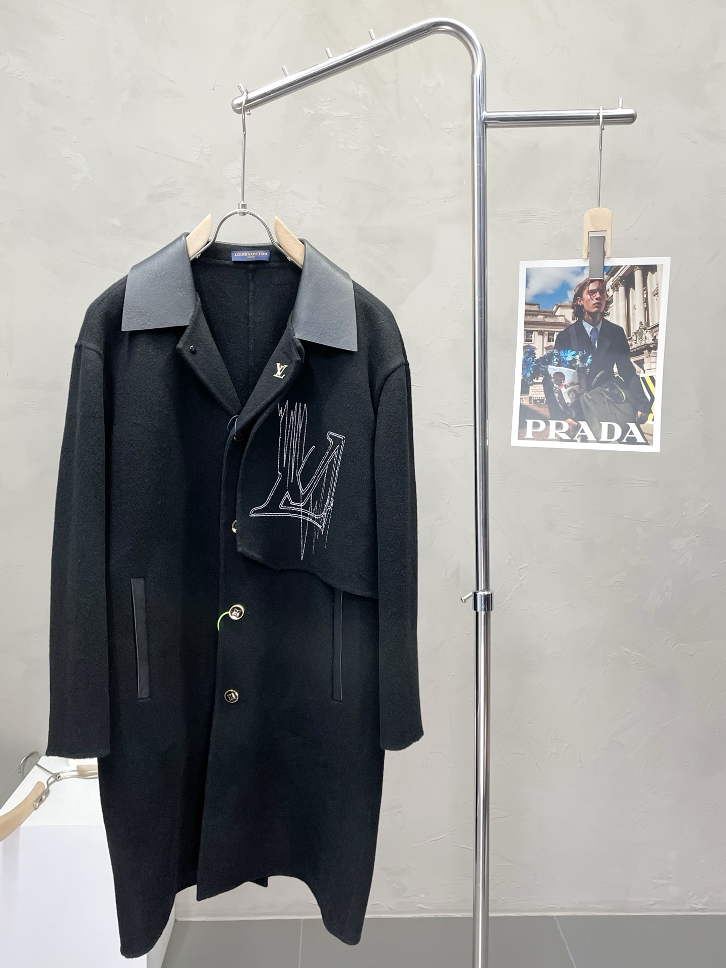 NO:537766,.Long coat - Louis Vuitton exclusively supplies new original single men's wool double-sided wool coats, long wool coats, channels and special supply. High-end goods official website and counter synchronization. Simple and classic hit style. Simple and neat and refreshing business. The quality workmanship details can stand any form of inspection. They are absolutely produced by large manufacturers. They present a brand new look and give you a unique upper body experience!  All of them have undergone strict selection process, original customized buttons, simple, generous and versatile style, elegant and handsome on the upper body, and a brand new visual feeling!  Invincible appearance, the details are very good, the upper body is not picky, and the must-have model is reserved. The number of codes M-3XL, louis vuitton, louis vuitton, jackets & coats, alexander wang19860909.长款大衣-Louis Vuitton路易威登独家专供新款原单男士羊毛双面呢大衣长款毛呢外套渠道特供 高端货官网柜台同步 简约经典大爆款.简洁利落又清爽商务,品质做工细节经得起任何形式检验,绝对大厂代工出品 呈现一种焕然一新,赋予你与众不同的上身体验！均经过严格的挑选工序,原版定制纽扣,简约大方百搭款 上身优雅帅气,焕然一新的即视感！品相无敌,细节都很到位,上身不挑人,必入的自留款.码数M-3XL,,louis vuitton,louis vuitton,jackets & coats,alexander wang,Men's clothing