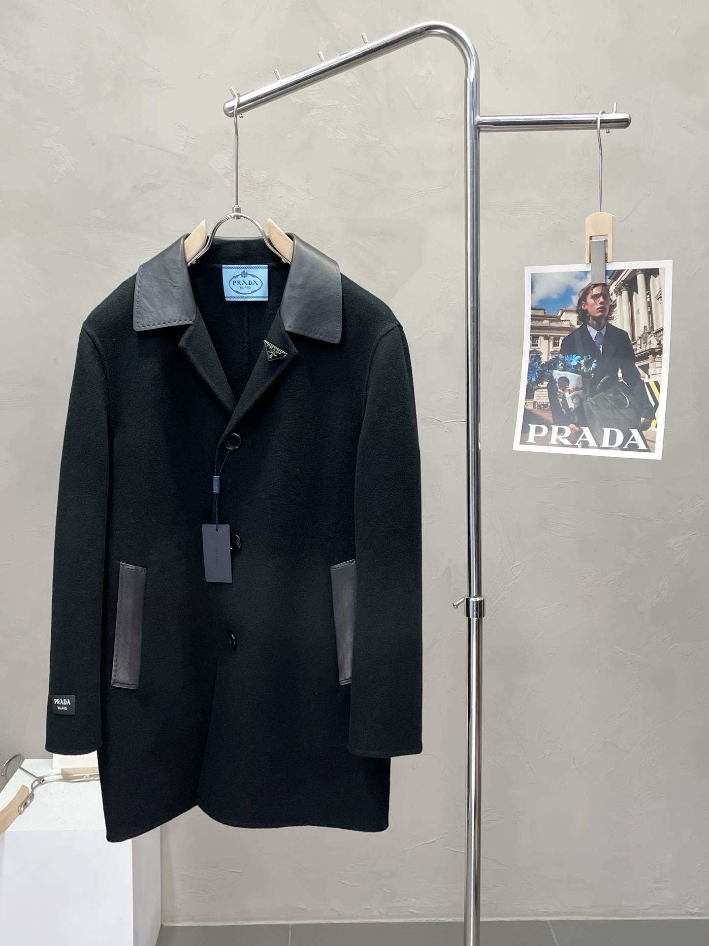 NO:537789,.Mid-length coat - Prada exclusively offers new original single men's wool double-sided wool coats, long wool coats, channels and special supply. High-end goods official website, counter synchronization, simple and classic hit style. Simple and neat and refreshing business, the quality workmanship details can stand any form of inspection, and are absolutely produced by large manufacturers, presenting a brand new look, giving you a unique upper body experience!  All of them have undergone strict selection process, original customized buttons, simple, generous and versatile style, elegant and handsome on the upper body, and a brand new visual feeling!  Invincible appearance, the details are very good, and the upper body is not picky, and you must buy your own model. The number of codes M-3XL, prada, prada, jackets & coats, alexander wang19860909.中长款大衣- Prada普拉达独家专供新款原单男士羊毛双面呢大衣长款毛呢外套渠道特供 高端货官网柜台同步 简约经典大爆款.简洁利落又清爽商务,品质做工细节经得起任何形式检验,绝对大厂代工出品 呈现一种焕然一新,赋予你与众不同的上身体验！均经过严格的挑选工序,原版定制纽扣,简约大方百搭款 上身优雅帅气,焕然一新的即视感！品相无敌,细节都很到位,上身不挑人,必入的自留款.码数M-3XL,,prada,prada,jackets & coats,alexander wang,Men's clothing