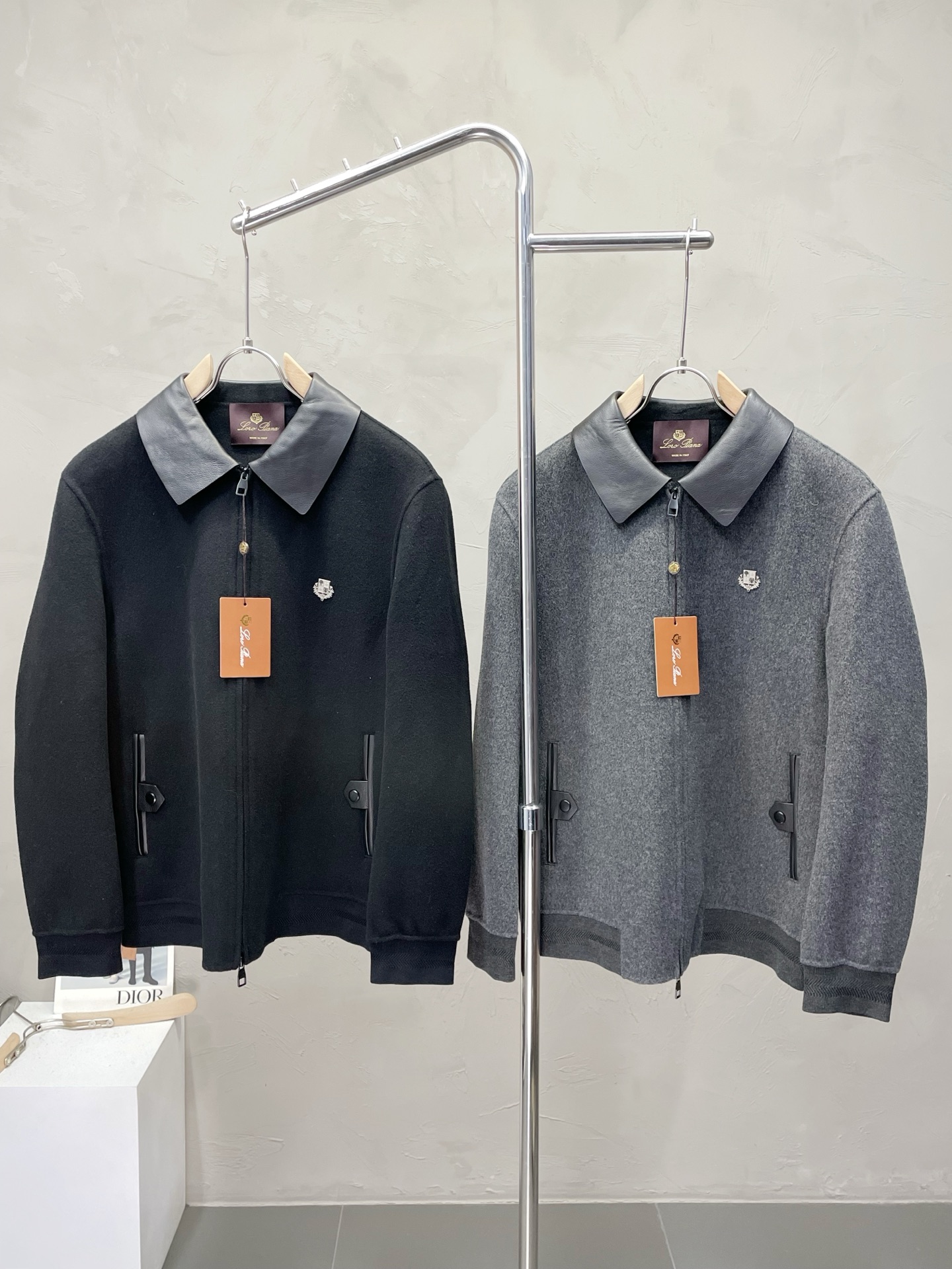 NO:573401,.Short coat - LP-Loro Piana exclusively offers new original single lapel cashmere jackets, classic logo old money style jackets and jackets. Special channel supply. High-end goods official website counter synchronization. Simple and classic popular style. Simple, neat and refreshing business, quality workmanship details can withstand any form of inspection, absolutely produced by a major factory, presenting a brand new look, giving you a unique upper body experience!  All have gone through a strict selection process, original custom-made buttons, simple, elegant and versatile styles. The upper body is elegant and handsome, giving you a brand new sense of sight!  The appearance is incomparable, the details are in place, the upper body is not picky, it is a must-have for your own use. Size M-3XL,,loro piana,loro piana,jackets & coats,jackets & coats,alexander wang19860909.短款大衣-LP-Loro Piana诺悠翩雅独家专供新款原单翻领羊绒夹克外套经典logo老钱风夹克外套渠道特供 高端货官网柜台同步 简约经典大爆款.简洁利落又清爽商务,品质做工细节经得起任何形式检验,绝对大厂代工出品 呈现一种焕然一新,赋予你与众不同的上身体验！均经过严格的挑选工序,原版定制纽扣,简约大方百搭款 上身优雅帅气,焕然一新的即视感！品相无敌,细节都很到位,上身不挑人,必入的自留款.码数M-3XL,,loro piana,loro piana,jackets & coats,jackets & coats,alexander wang,Men's clothing