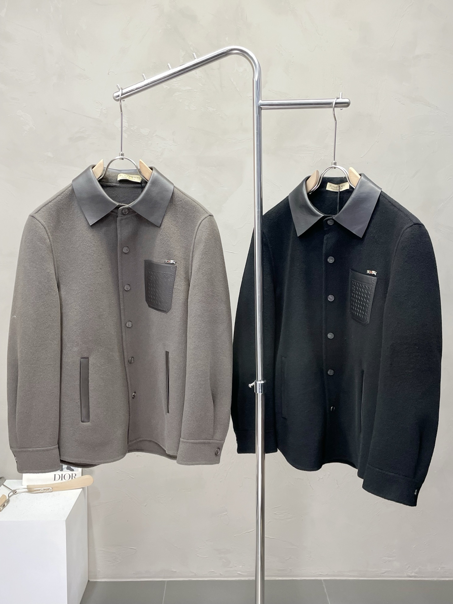 NO:573407,.Short coat - BURBERRY exclusively supplies new original single lapel cashmere jacket, classic logo old money style jacket, channel special supply, high-end goods official website counter synchronization, simple classic popular style. Simple, neat and refreshing business, quality workmanship details can withstand any form of inspection, definitely produced by a major factory, presenting a brand new look, giving you a unique upper body experience!  All have gone through a strict selection process, original custom-made buttons, simple, elegant and versatile styles. The upper body is elegant and handsome, giving you a brand new sense of sight!  The appearance is incomparable, the details are in place, the upper body is not picky, it is a must-have for your own use. Size M-3XL,,burberry,burberry,jackets & coats,jackets & coats,alexander wang19860909.短款大衣-BURBERRY巴宝莉独家专供新款原单翻领羊绒夹克外套经典logo老钱风夹克外套渠道特供 高端货官网柜台同步 简约经典大爆款.简洁利落又清爽商务,品质做工细节经得起任何形式检验,绝对大厂代工出品 呈现一种焕然一新,赋予你与众不同的上身体验！均经过严格的挑选工序,原版定制纽扣,简约大方百搭款 上身优雅帅气,焕然一新的即视感！品相无敌,细节都很到位,上身不挑人,必入的自留款.码数M-3XL,,burberry,burberry,jackets & coats,jackets & coats,alexander wang,Men's clothing