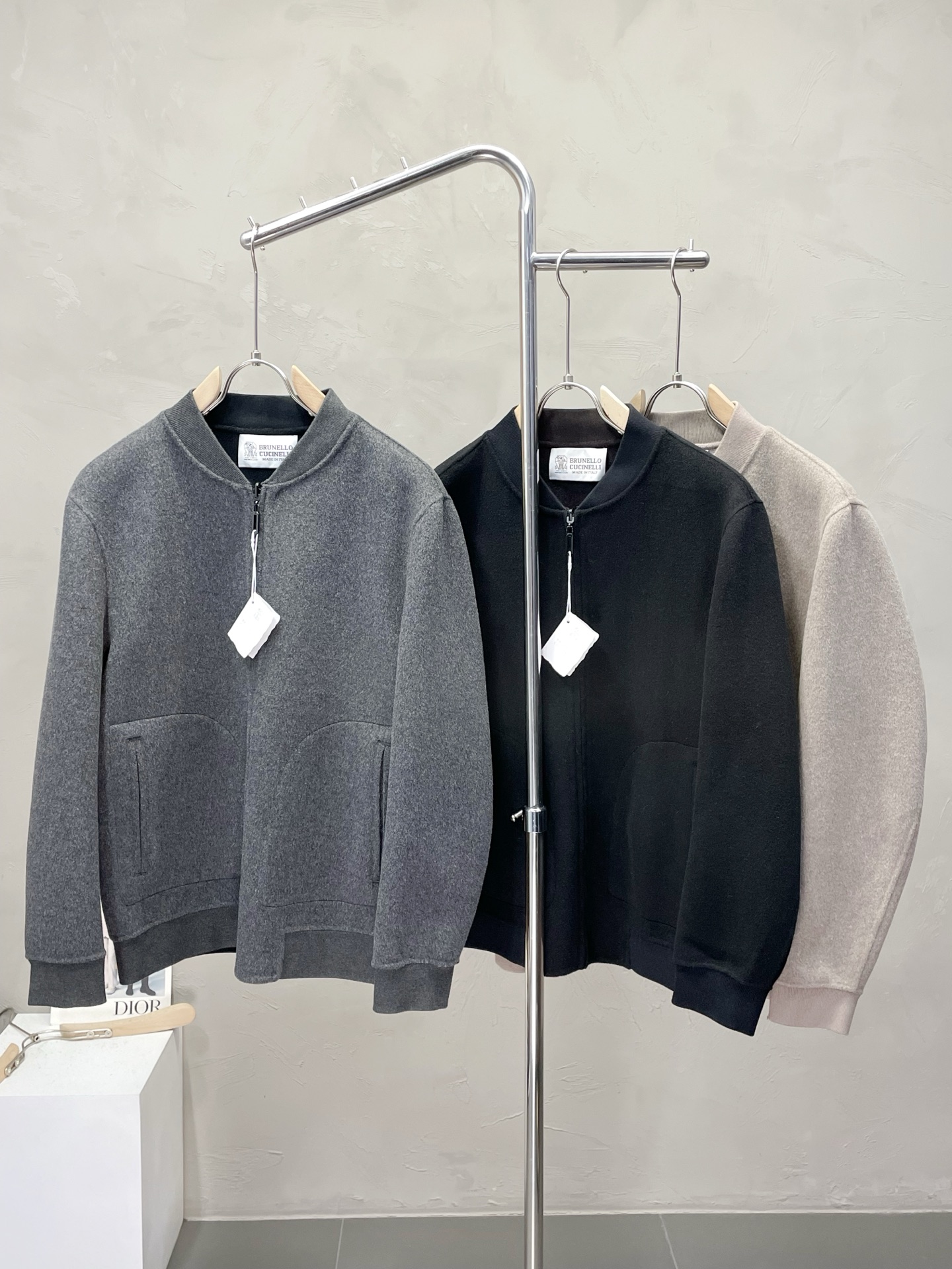 NO:573413,.Short coat-BC-Brunello Cucineli Brunello Cucineli exclusively provides new original single double-sided cashmere jackets, classic logo old money style jackets, channel special supply, high-end goods official website counter synchronization, simple classic hot style. Simple, neat and refreshing business, quality workmanship details can withstand any form of inspection, definitely produced by a major factory, presenting a brand new look, giving you a unique upper body experience!  All have gone through a strict selection process, original custom-made buttons, simple, elegant and versatile styles. The upper body is elegant and handsome, giving you a brand new sense of sight!  The appearance is incomparable, the details are in place, the upper body is not picky, and it is a must-have. The size is M-3XL,, brunello cucinelli, jackets & coats, jackets & coats, alexander wang19860909.短款大衣-BC-Brunello Cucineli 布鲁内洛 库奇内利独家专供新款原单双面穿羊绒夹克外套经典logo老钱风夹克外套渠道特供 高端货官网柜台同步 简约经典大爆款.简洁利落又清爽商务,品质做工细节经得起任何形式检验,绝对大厂代工出品 呈现一种焕然一新,赋予你与众不同的上身体验！均经过严格的挑选工序,原版定制纽扣,简约大方百搭款 上身优雅帅气,焕然一新的即视感！品相无敌,细节都很到位,上身不挑人,必入的自留款.码数M-3XL,,brunello cucinelli,jackets & coats,jackets & coats,alexander wang,Men's clothing