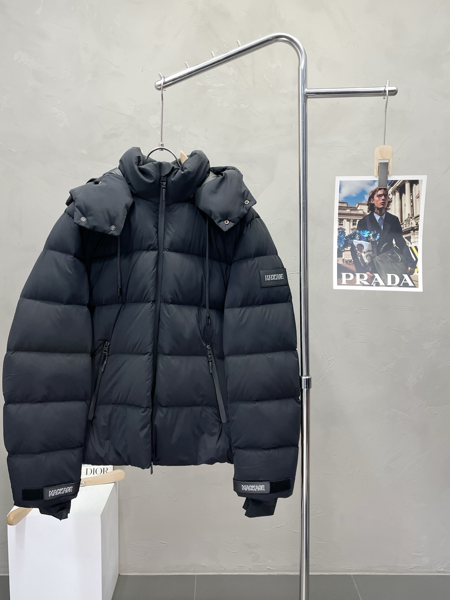 NO:528178,.Down jacket - MACKAGE exclusively offers new hooded turtleneck down jackets in autumn and winter. Light down ski jackets are equipped with removable snap hoods to add insulation protection. Trading companies have a variety of channels, and they are essential for cooling weather. They can be worn in daily life and outdoor sports. They are wear-resistant, scratch-resistant and easy to handle. The hem drawstring design is designed, and the cuffs are equipped with adjustable Velcro to enhance the styling. The inner part is equipped with 90 European standard high-quality white goose down filling. It is matched with large square quilt quilting technology to create a fluffy and full overall effect, taking into account the strong warm and warm locking effect, so that you don’t fear the cold outdoor weather in autumn and winter! Size M-3XL, down jacket, hats, alexander wang19860909.羽绒服-MACKAGE独家专供秋冬新款连帽高领羽绒服.轻型羽绒滑雪服,配有可拆卸的按扣风帽,增添保温保护.贸易公司渠道稀出,降温天气必备的保暖单品,不论是日常还是户外运动都能穿.耐磨防刮易打理,下摆抽绳设计,袖口设有可调节魔术贴,增强造型感.内里配置90欧标优质白鹅绒埴充,在搭配大方格绗缝工艺,打造蓬松饱满的整体效果,兼顾强悍的保暖锁温效果,让你无惧秋冬季寒冷的户外天气! 尺码M-3XL,,down jacket,hats,alexander wang,Men's clothing