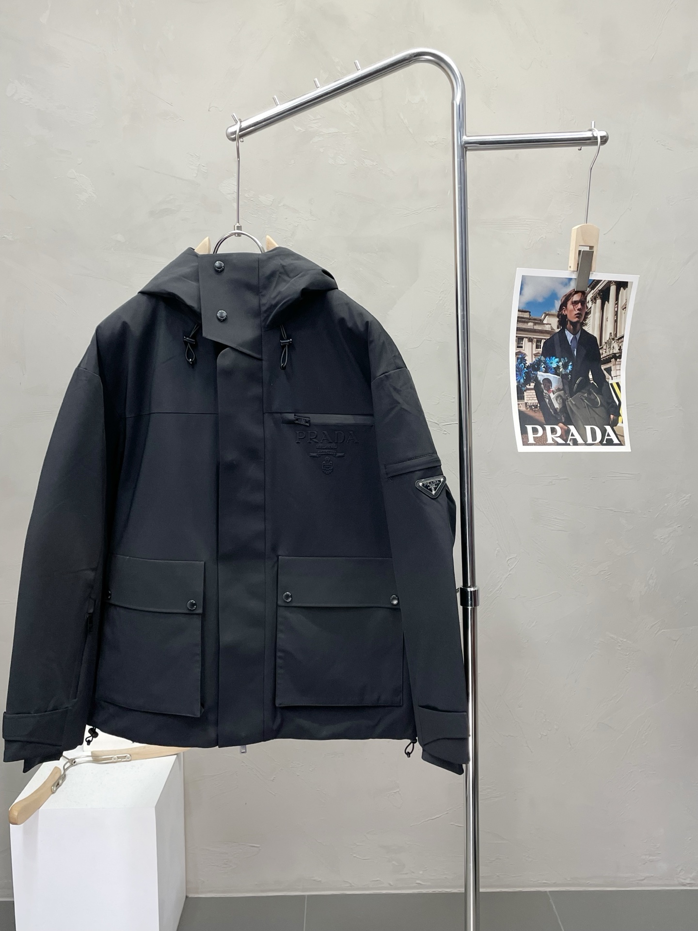 。羽绒服- Prada普拉达💥独家专供秋冬新款连帽高领羽绒服。贸易公司渠道稀出，降温天气必备的保暖单品，
