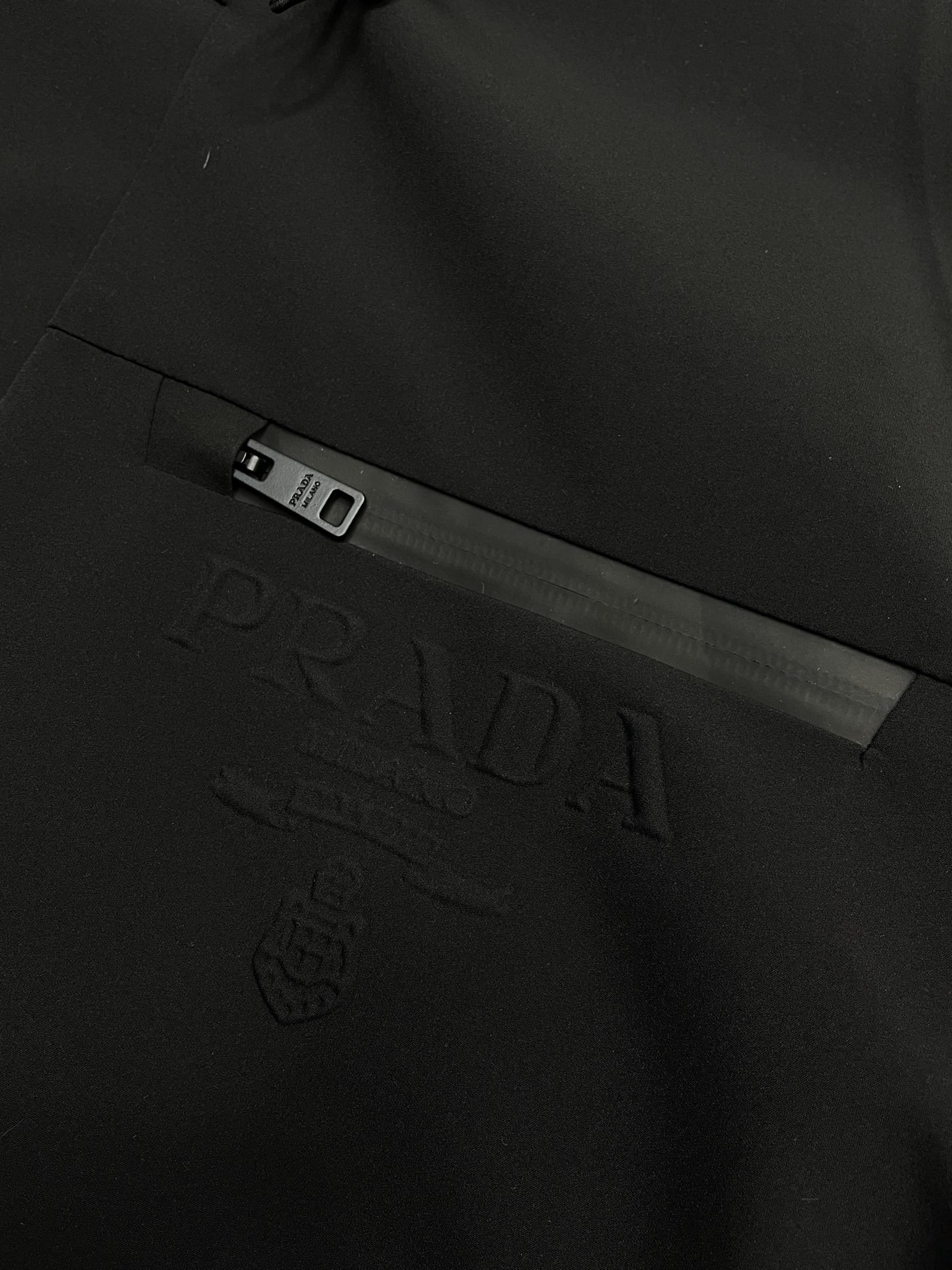 。羽绒服- Prada普拉达💥独家专供秋冬新款连帽高领羽绒服。贸易公司渠道稀出，降温天气必备的保暖单品，