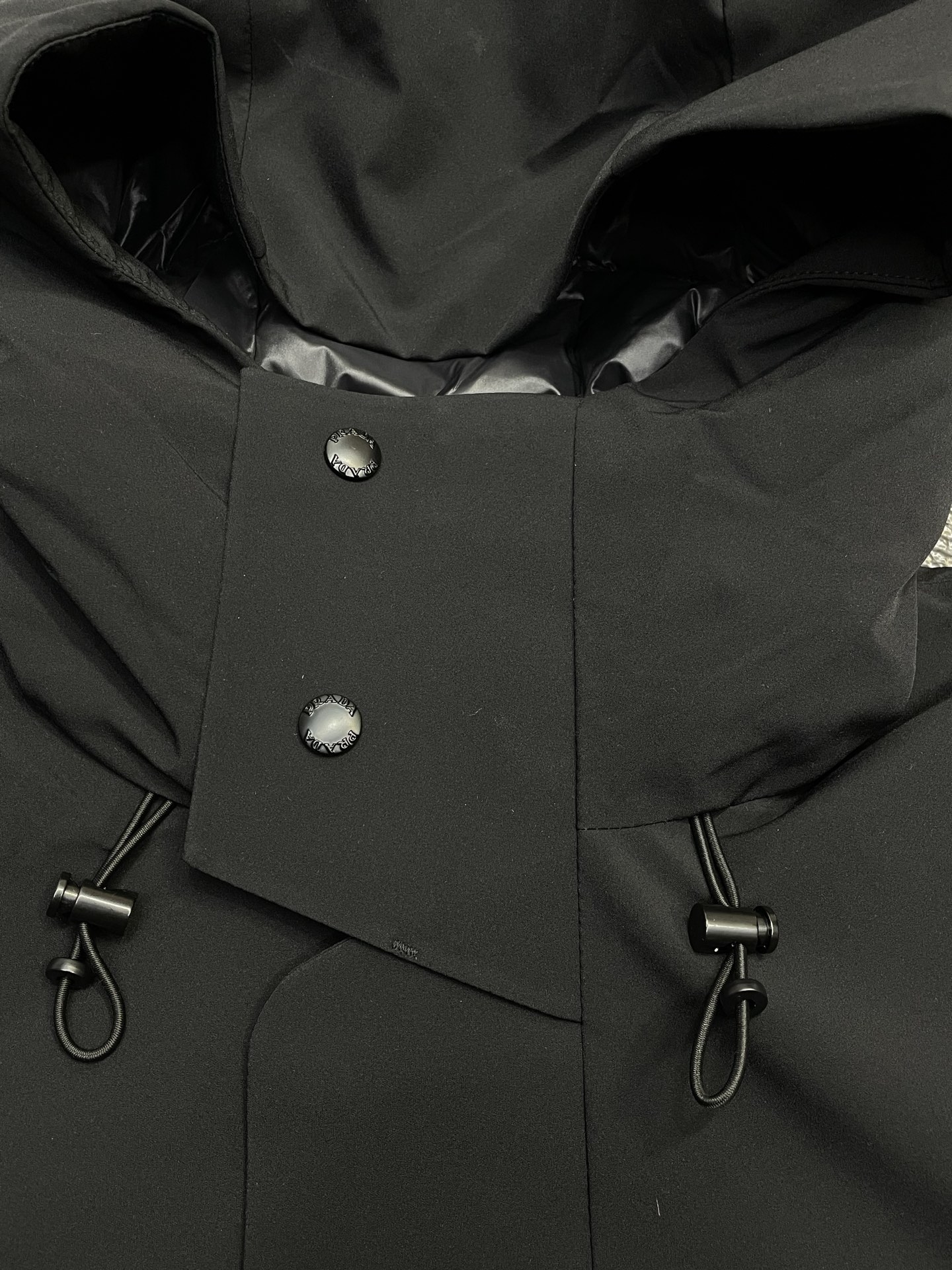 。羽绒服- Prada普拉达💥独家专供秋冬新款连帽高领羽绒服。贸易公司渠道稀出，降温天气必备的保暖单品，