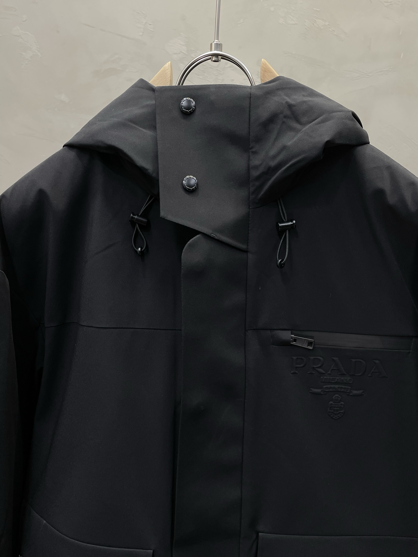 。羽绒服- Prada普拉达💥独家专供秋冬新款连帽高领羽绒服。贸易公司渠道稀出，降温天气必备的保暖单品，