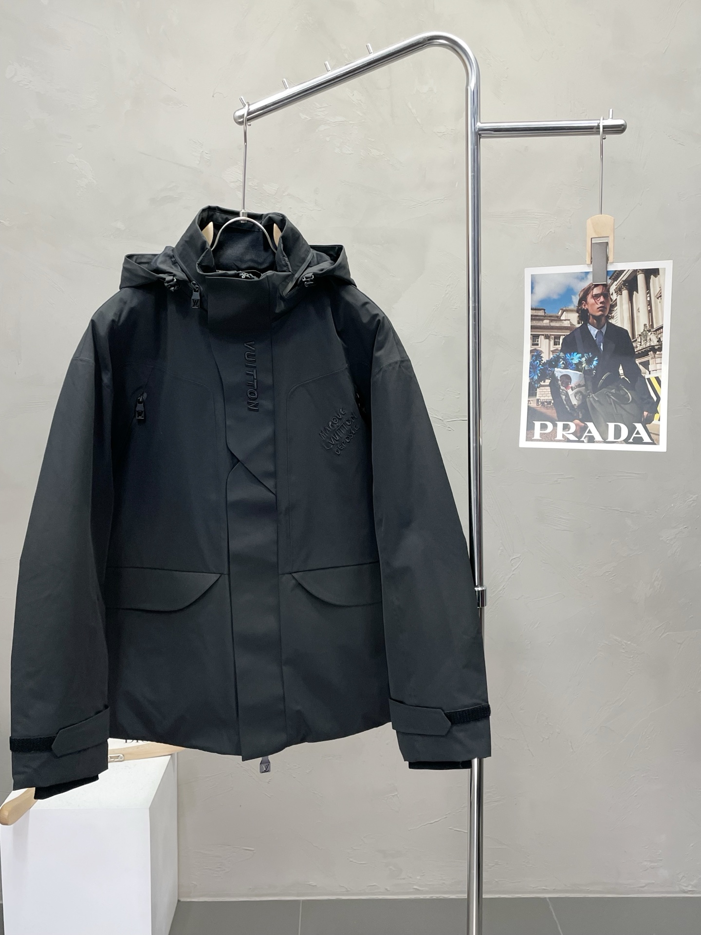 NO:528180,.Down jacket - Louis Vuitton exclusively offers new hooded turtleneck down jackets in autumn and winter. The hat can be folded up. Trading companies have a variety of channels, and the warmth items must be worn in daily life and outdoor sports. They are wear-resistant, scratch-resistant and easy to manage. The inner is equipped with 90 euro standard high-quality white goose down filling. It is matched with large square quilt quilting technology to create a fluffy and full overall effect, taking into account the powerful warm-proof temperature locking effect, so that you don’t fear the cold outdoor weather in autumn and winter! Size M-3XL,,louis vuitton,louis vuitton,down jacket,hats,alexander wang19860909.羽绒服-Louis Vuitton路易威登独家专供秋冬新款连帽高领羽绒服.帽子可收起设计.贸易公司渠道稀出,降温天气必备的保暖单品,不论是日常还是户外运动都能穿.耐磨防刮易打理,内里配置90欧标优质白鹅绒埴充,在搭配大方格绗缝工艺,打造蓬松饱满的整体效果,兼顾强悍的保暖锁温效果,让你无惧秋冬季寒冷的户外天气! 尺码M-3XL,,louis vuitton,louis vuitton,down jacket,hats,alexander wang,Men's clothing