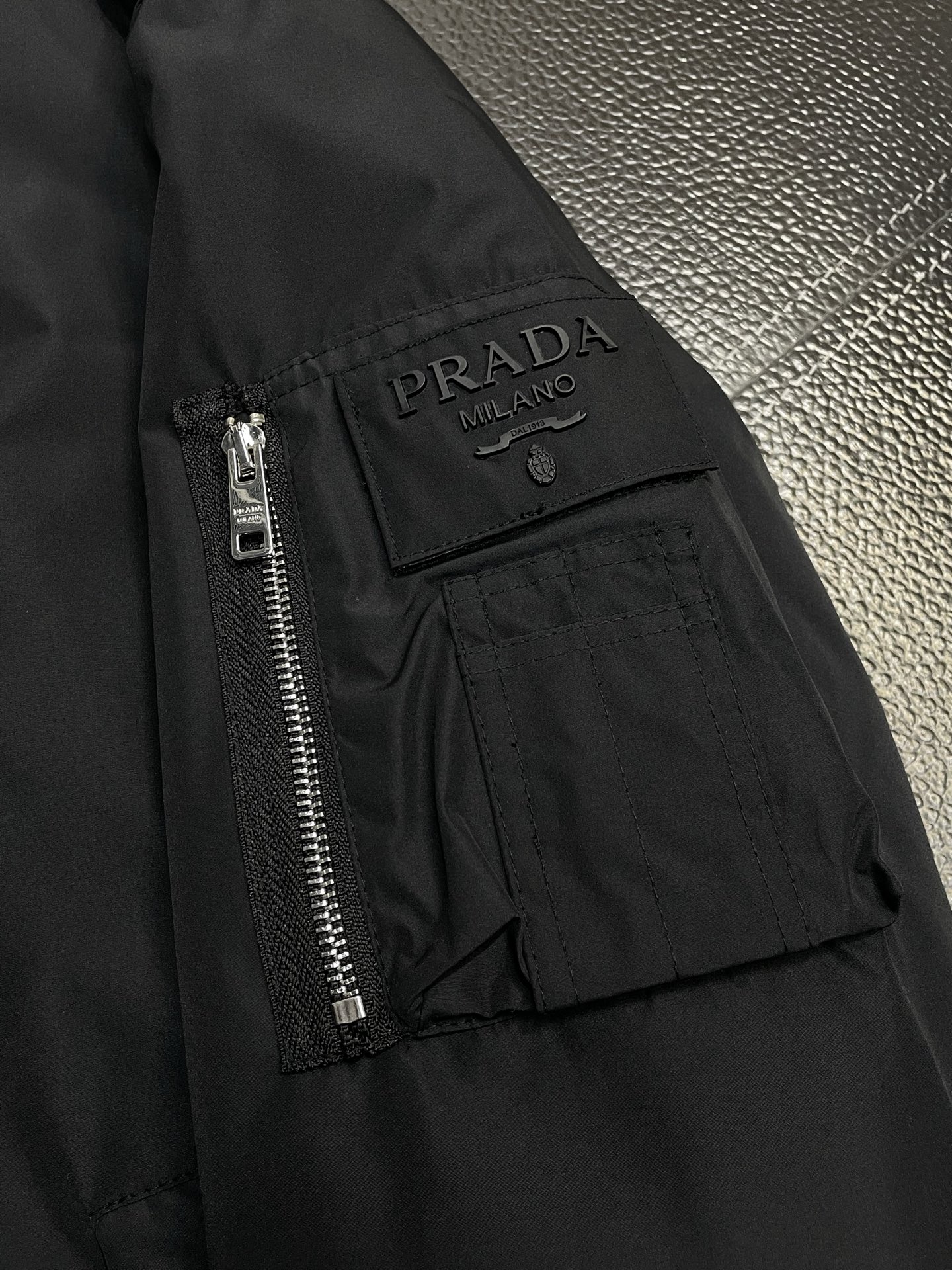 。羽绒服- Prada普拉达💥独家专供秋冬新款连帽高领羽绒服，羽绒夹克外套。贸易公司渠道稀出，降温天气必