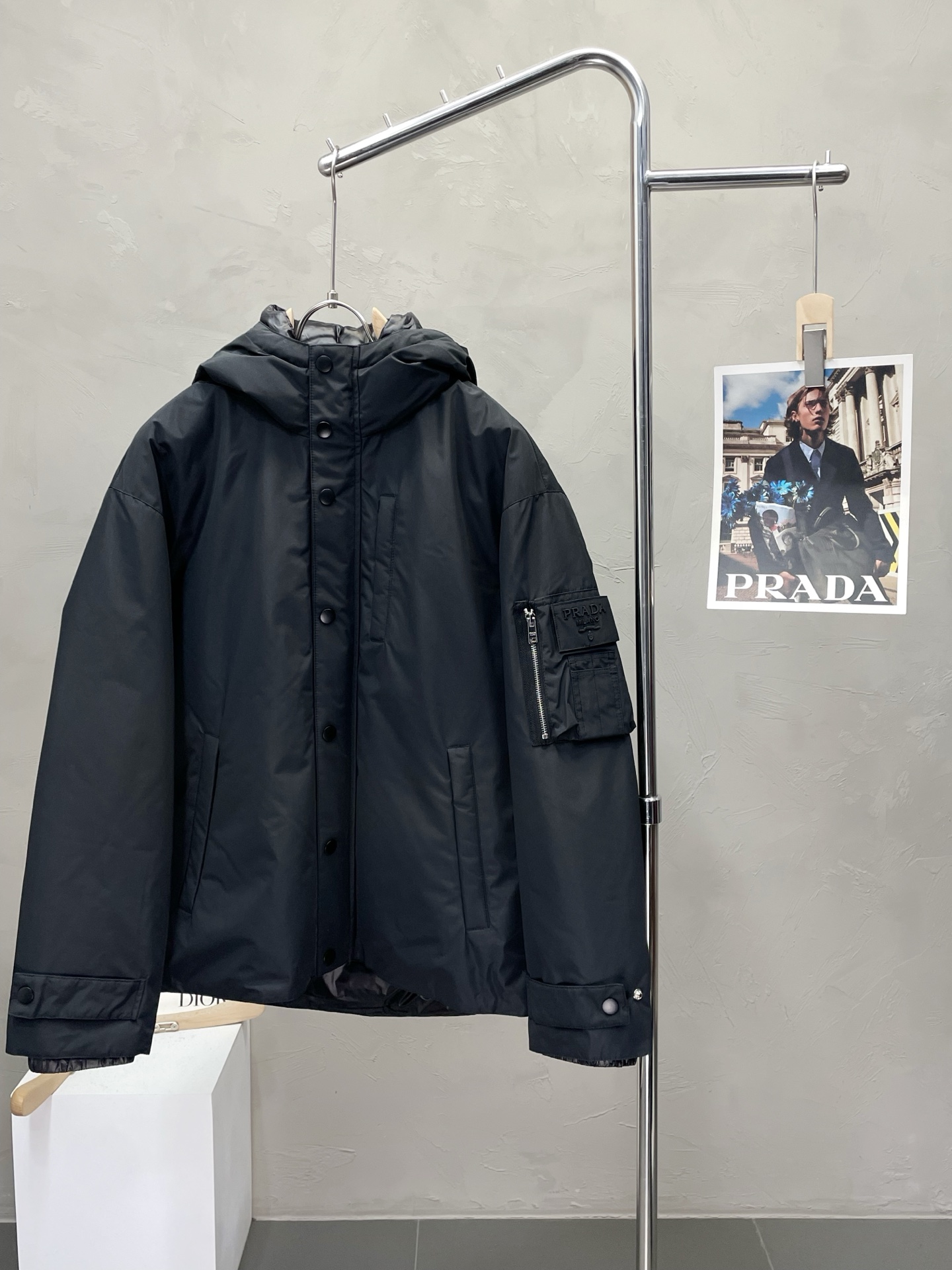 。羽绒服- Prada普拉达💥独家专供秋冬新款连帽高领羽绒服，羽绒夹克外套。贸易公司渠道稀出，降温天气必