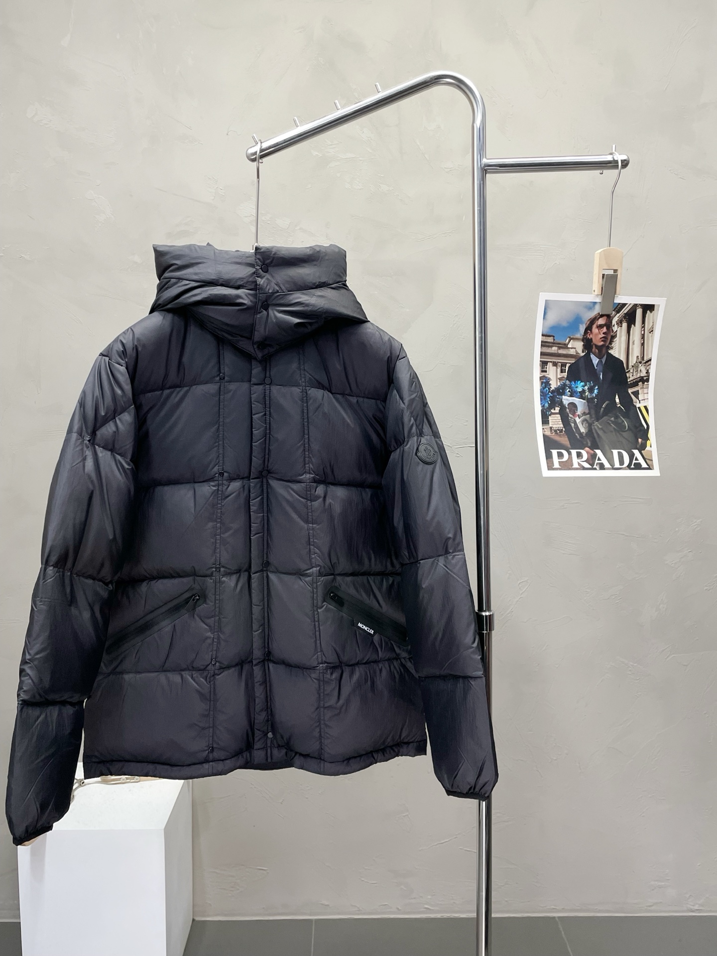 NO:528184,.Down jacket - Moncler mask exclusively provides new hooded turtleneck down jackets in autumn and winter. Trading companies have a wide range of channels and are essential for cooling weather. They can be worn in daily life and outdoor sports. The hat zipper is removable, wear-resistant, scratch-resistant and easy to handle. The inner 90 euro standard high-quality white goose down filling is equipped with a large square quilting process to create a fluffy and full overall effect, taking into account the strong warm-proof and warm-locking effect, so that you don’t fear the cold outdoor weather in autumn and winter! Size M-3XL, Moncler, down jacket, hats, alexander wang19860909.羽绒服-Moncler蒙口独家专供秋冬新款连帽高领羽绒服.贸易公司渠道稀出,降温天气必备的保暖单品,不论是日常还是户外运动都能穿.帽子拉链可拆卸设计,耐磨防刮易打理.内里配置90欧标优质白鹅绒埴充,在搭配大方格绗缝工艺,打造蓬松饱满的整体效果,兼顾强悍的保暖锁温效果,让你无惧秋冬季寒冷的户外天气! 尺码M-3XL,,Moncler,down jacket,hats,alexander wang,Men's clothing