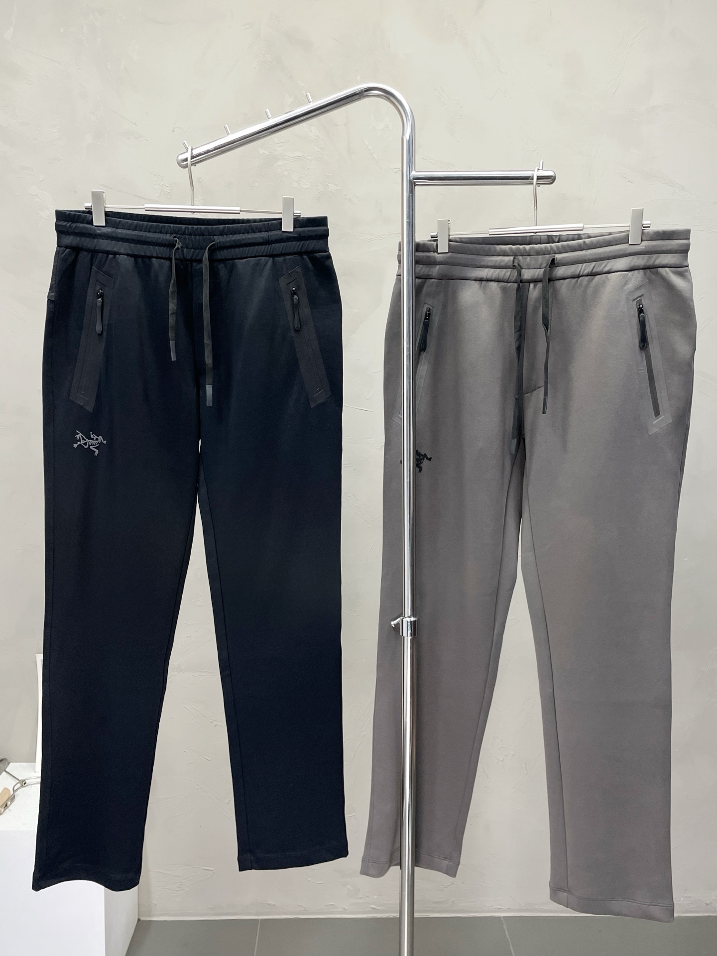 NO:528167,.Arc’teryx Archaeopteryx exclusively offers new casual pants, high-end version!  Customized fabrics for counters are breathable and comfortable, with impeccable details, and the brand element design concept reflects high quality. The feel is delicate and soft!  It is casually cut, with a great upper body style!  S-2XL, arc'teryx,alexander wang19860909.Arc’teryx始祖鸟独家专供新款休闲裤 高端版本！专柜定制面料 透气舒适度高,细节无可挑剔,品牌元素设计理念,体现高品质.手感细腻柔软！呈现休闲裁剪,上身版型超赞！码数S-2XL,arc'teryx,alexander wang,Men's clothing