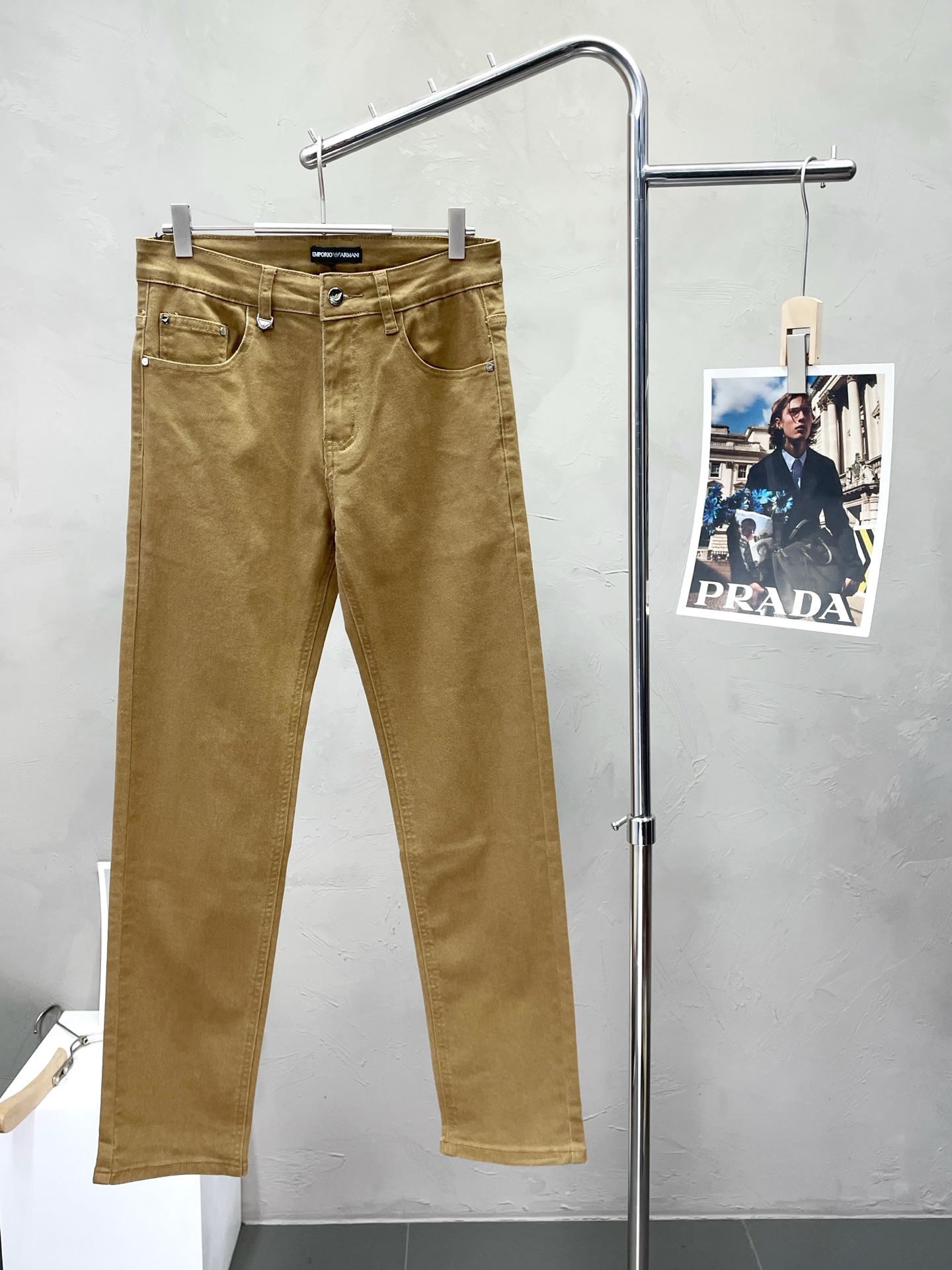 NO:528138,.ARMANI exclusively offers the new high-end version of casual jeans!  Customized fabrics for counters are breathable and comfortable, with impeccable details, and the brand element design concept reflects high quality. The feel is delicate and soft!  It is casually cut, with a great upper body style!  Count 29-40 (35), Armani, Armani, Jeans, Alexander wang19860909.ARMANI阿玛尼独家专供新款休闲牛仔裤高端版本！专柜定制面料 透气舒适度高,细节无可挑剔,品牌元素设计理念,体现高品质.手感细腻柔软！呈现休闲裁剪,上身版型超赞！码数29-40（有35）,,armani,armani,jeans,alexander wang,Men's clothing