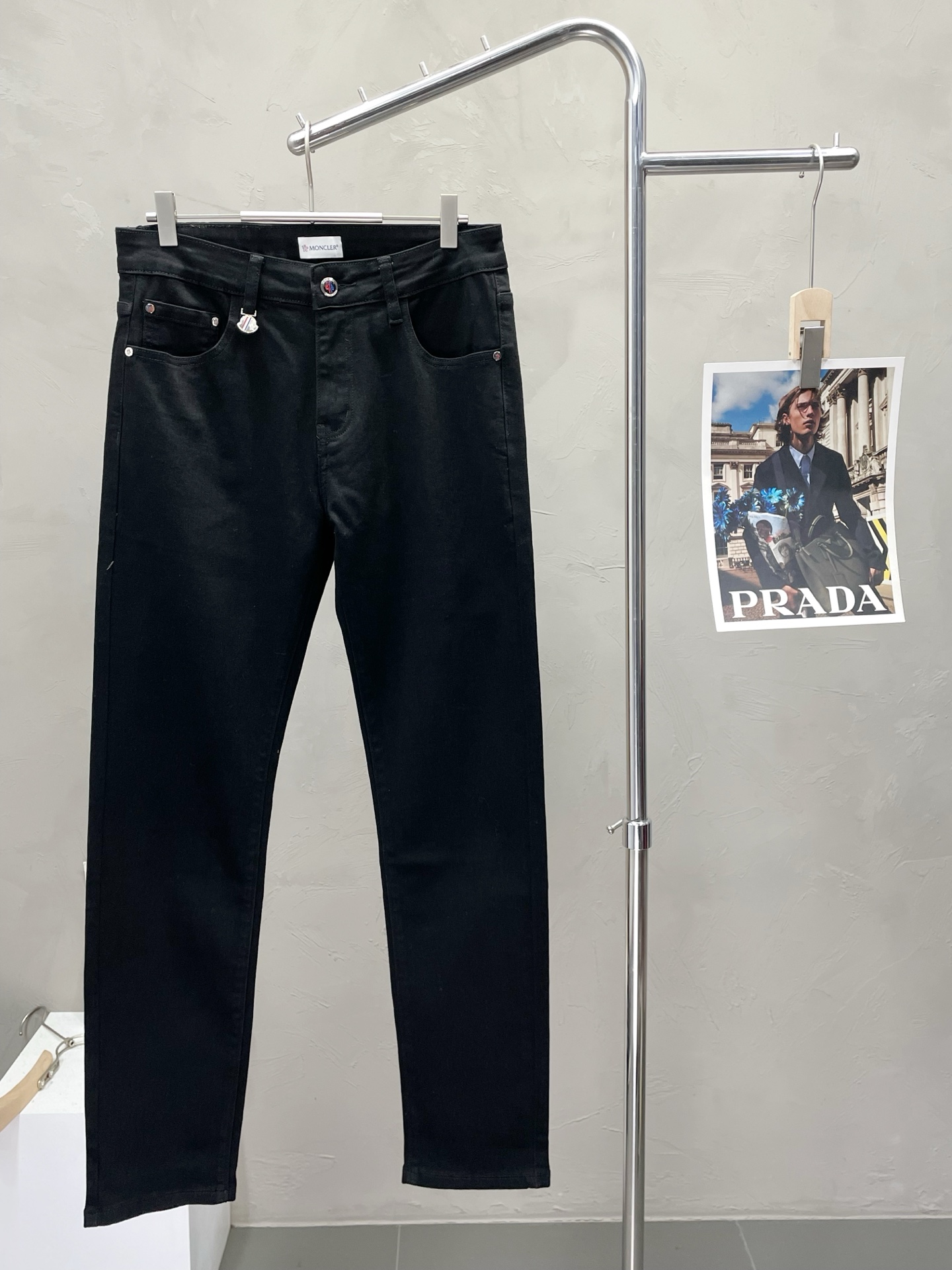 NO:528136,.Moncler hooded exclusively for the new high-end version of casual jeans!  Customized fabrics for counters are breathable and comfortable, with impeccable details, and the brand element design concept reflects high quality. The feel is delicate and soft!  It is casually cut, with a great upper body style!  Number of codes 28-38 (35), Moncler, jeans, alexander wang19860909.Moncler蒙口独家专供新款休闲牛仔裤高端版本！专柜定制面料 透气舒适度高,细节无可挑剔,品牌元素设计理念,体现高品质.手感细腻柔软！呈现休闲裁剪,上身版型超赞！码数28-38（有35）,,Moncler,jeans,alexander wang,Men's clothing