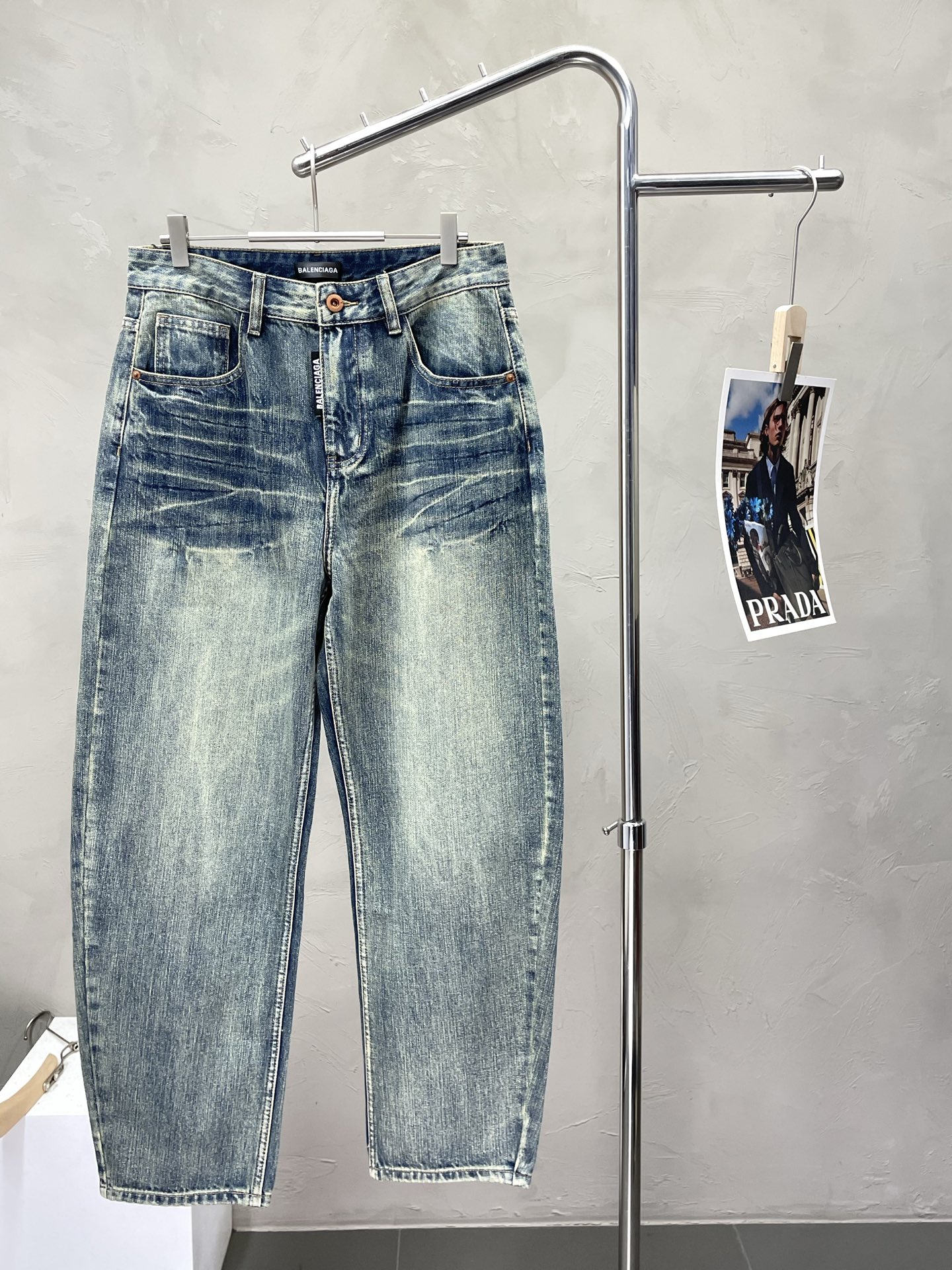 NO:528140,.BALENCIAGA exclusively offers new casual jeans high-end versions!  Customized fabrics for counters are breathable and comfortable, with impeccable details, and the brand element design concept reflects high quality. The feel is delicate and soft!  It is casually cut, with a great upper body style!  Count 28-38 (no 35), balenciaga, balenciaga, jeans, alexander wang19860909.BALENCIAGA巴黎世家独家专供新款休闲牛仔裤高端版本！专柜定制面料 透气舒适度高,细节无可挑剔,品牌元素设计理念,体现高品质.手感细腻柔软！呈现休闲裁剪,上身版型超赞！码数28-38（无35）,,balenciaga,balenciaga,jeans,alexander wang,Men's clothing