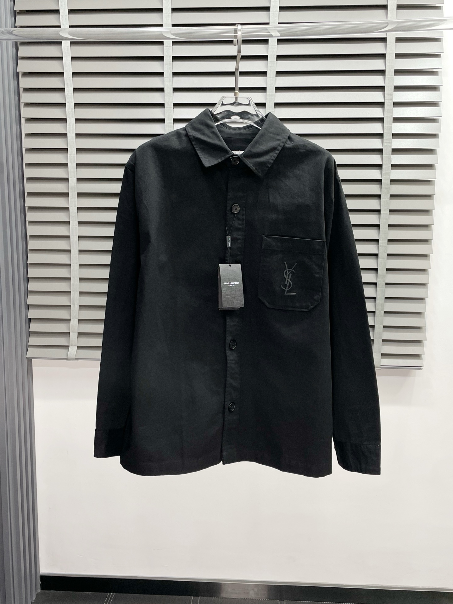 NO:531369,.SAINT LAURENT Saint Laurent exclusively for new fashion casual shirts. Imported original technology fabrics are soft and comfortable, comfortable and breathable on the upper body, and a unique design style. Whether worn alone or matched, they are all versatile items, demonstrating the personality of young people. The original auxiliary materials are of extremely high grade and are very handsome on the upper body!  S-XL, saint laurent, saint laurent,shirts,alexander wang19860909.SAINT LAURENT圣罗兰独家专供新品时尚休闲衬衫 进口原版科技面料,柔软舒适,上身舒适透气,独特设计风格,无论是单穿还是搭配,都是百搭单品,彰显了年轻人的个性,原版辅料,档次极高,上身帅气十足！码数S-XL,,saint laurent,saint laurent,shirts,alexander wang,Men's clothing