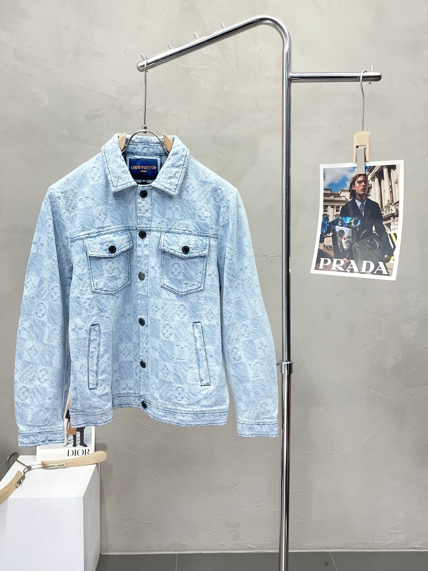 NO:528176,.Louis Vuitton exclusively offers the latest and fashionable denim jackets, a jacket with a classic design and appearance, and the quality is even more unscrupulous. You can buy it directly, which is not to be mistaken for high-end products! Through the detailed pictures, you can feel its powerful aura, and the warm-concentration effect is significant, so you don’t have to worry about the chill at all! It is both fashionable and functional, and the whole style looks more luxurious and elegant! Size M-3XL, louis vuitton,louis vuitton,jackets & coats,alexander wang19860909.Louis Vuitton路易威登独家专供最新时尚牛仔外套,经典设计感与颜值爆棚的外套,品质更是无法挑剔品控可以直接入手,不容过错的高端臻品！通过细节图片便可感受到它强悍的气场,聚温保暖效果显著,完全不用担心会有一点寒意！时尚与功能性兼备,整款显得更加的奢华大气！ 尺码M-3XL,,louis vuitton,louis vuitton,jackets & coats,alexander wang,Men's clothing