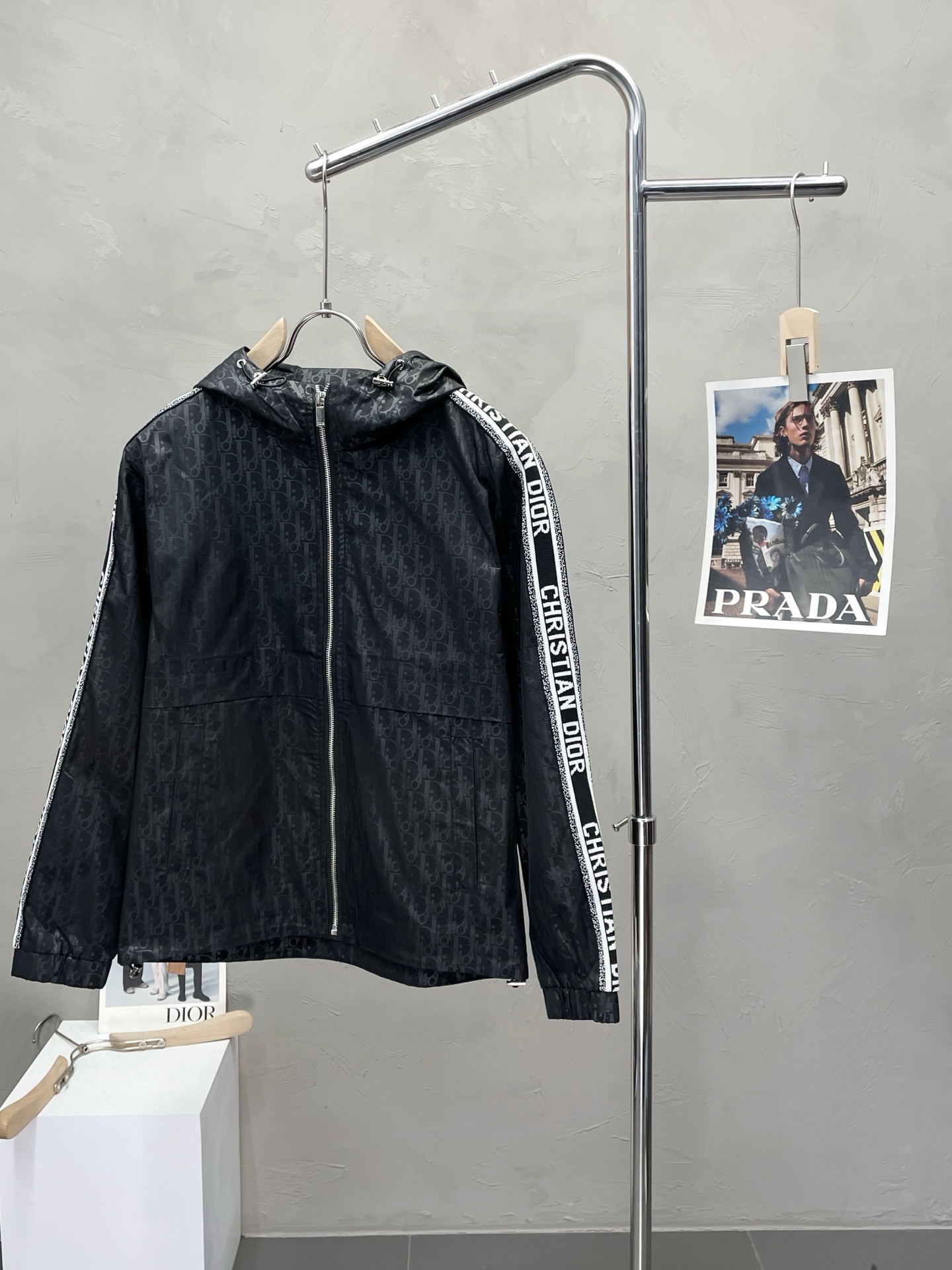 NO:528172,.Dior exclusively offers the latest fashionable hooded jacquard jackets. A jacket with a classic design and great appearance. The quality is even more unscrupulous. You can buy it directly. You can't get it wrong! Through the detailed pictures, you can feel its powerful aura, and the warm-concentration effect is significant, so you don’t have to worry about the chill at all! It is both fashionable and functional, and the whole style looks more luxurious and elegant! Size M-3XL, dior,dior,jackets & coats,jackets & coats,hats,alexander wang19860909.Dior迪奥独家专供最新时尚连帽提花夹克 经典设计感与颜值爆棚的外套,品质更是无法挑剔品控可以直接入手,不容过错的高端臻品！通过细节图片便可感受到它强悍的气场,聚温保暖效果显著,完全不用担心会有一点寒意！时尚与功能性兼备,整款显得更加的奢华大气！ 尺码M-3XL,,dior,dior,jackets & coats,jackets & coats,hats,alexander wang,Men's clothing