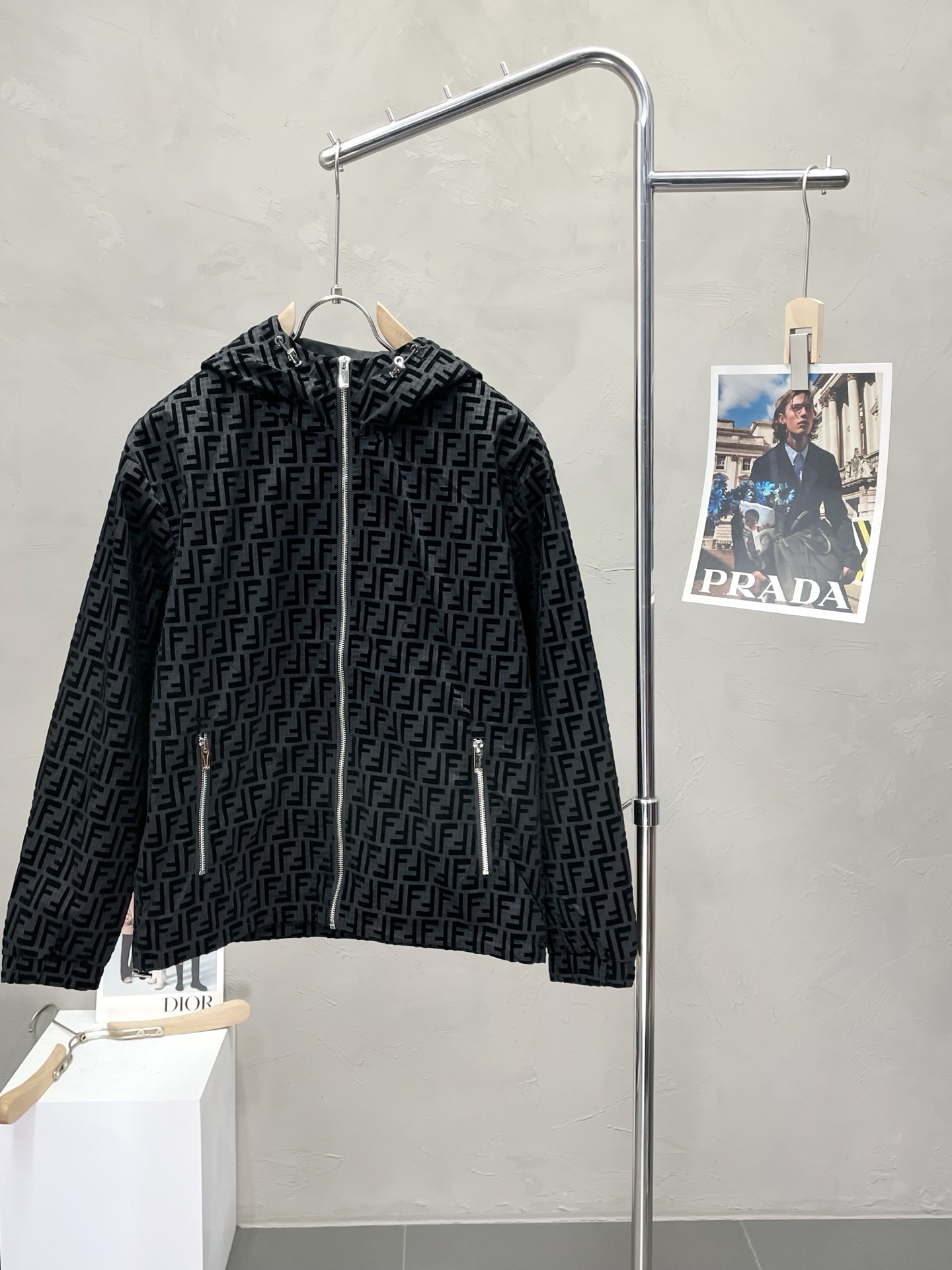 NO:528174,.FENDI exclusively offers the latest fashionable hooded jacquard jackets. A jacket with a classic design and great appearance. The quality is even more unscrupulous. You can buy it directly. You can't get it wrong! Through the detailed pictures, you can feel its powerful aura, and the warm-concentration effect is significant, so you don’t have to worry about the chill at all! It is both fashionable and functional, and the whole style looks more luxurious and elegant! Size M-3XL, fendi, fendi, jackets & coats, jackets & coats, hats, alexander wang19860909.FENDI芬迪独家专供最新时尚连帽提花夹克 经典设计感与颜值爆棚的外套,品质更是无法挑剔品控可以直接入手,不容过错的高端臻品！通过细节图片便可感受到它强悍的气场,聚温保暖效果显著,完全不用担心会有一点寒意！时尚与功能性兼备,整款显得更加的奢华大气！ 尺码M-3XL,,fendi,fendi,jackets & coats,jackets & coats,hats,alexander wang,Men's clothing