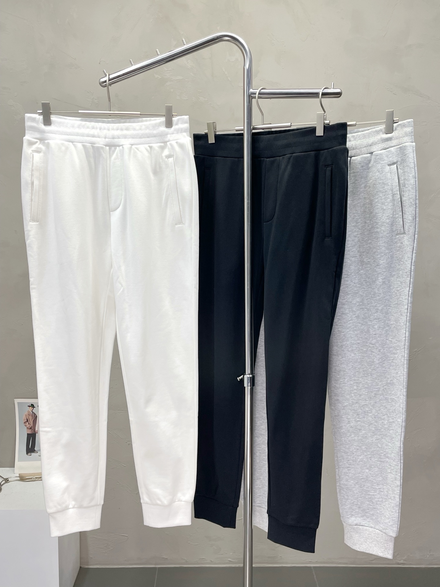 NO:528141,.Prada exclusively available in new casual pants high-end version!  Customized fabrics for counters are breathable and comfortable, with impeccable details, and the brand element design concept reflects high quality. The feel is delicate and soft!  It is casually cut, with a great upper body style!  Number of codes: S-XL, prada, prada, alexander wang19860909.Prada普拉达独家专供新款 休闲裤 高端版本！专柜定制面料 透气舒适度高,细节无可挑剔,品牌元素设计理念,体现高品质.手感细腻柔软！呈现休闲裁剪,上身版型超赞！码数:S-XL,,prada,prada,alexander wang,Men's clothing