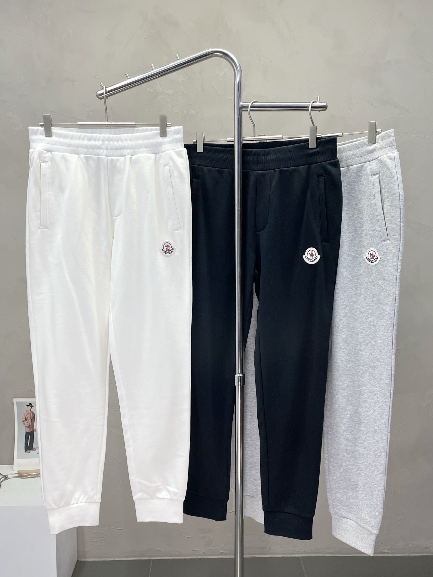 NO:528150,.Moncler masked pendant exclusively for new casual pants high-end version!  Customized fabrics for counters are breathable and comfortable, with impeccable details, and the brand element design concept reflects high quality. The feel is delicate and soft!  It is casually cut, with a great upper body style!  Number of codes: S-XL, Moncler, alexander wang19860909.Moncler蒙口独家专供新款 休闲裤 高端版本！专柜定制面料 透气舒适度高,细节无可挑剔,品牌元素设计理念,体现高品质.手感细腻柔软！呈现休闲裁剪,上身版型超赞！码数:S-XL,,Moncler,alexander wang,Men's clothing