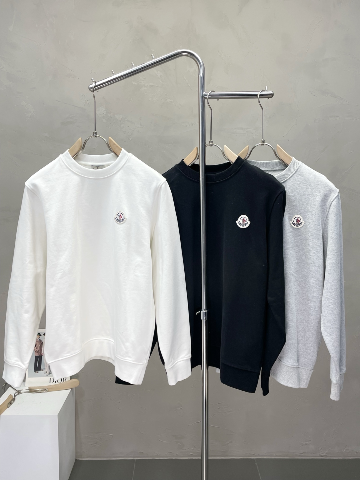 NO:528166,.Moncler's hooded exclusively for the latest fashionable pullover sweatshirts. A jacket with a classic design and great appearance, and the quality is even more unscrupulous. You can buy it directly. You can't get it wrong! Through the detailed pictures, you can feel its powerful aura, and the warm-concentration effect is significant, so you don’t have to worry about the chill at all! It is both fashionable and functional, and the whole style looks more luxurious and elegant! Size S-XL, Moncler, hoodie, sweatshirts, jackets & coats, alexander wang19860909.Moncler蒙口独家专供最新时尚套头卫衣 经典设计感与颜值爆棚的外套,品质更是无法挑剔品控可以直接入手,不容过错的高端臻品！通过细节图片便可感受到它强悍的气场,聚温保暖效果显著,完全不用担心会有一点寒意！时尚与功能性兼备,整款显得更加的奢华大气！ 尺码S-XL,,Moncler,hoodie,sweatshirts,jackets & coats,alexander wang,Men's clothing