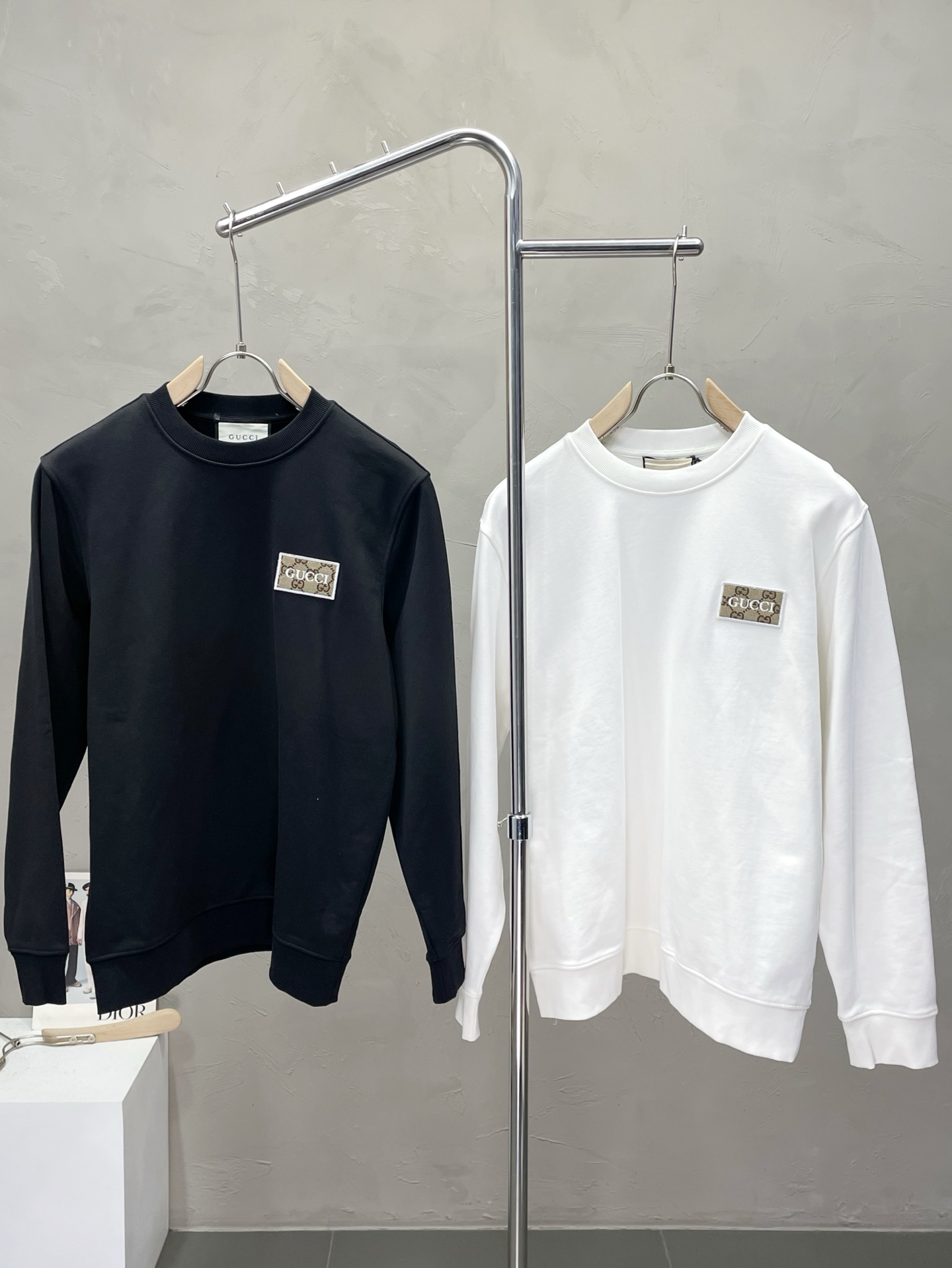 NO:529456,.Gucci exclusively provides the latest fashionable pullover sweatshirts. A jacket with a classic design and great appearance. It is even more difficult to pick and quality control. You can buy it directly. You can't get it wrong! Through the detailed pictures, you can feel its powerful aura, and the warm-concentration effect is significant, so you don’t have to worry about the chill at all! It is both fashionable and functional, and the whole style looks more luxurious and elegant! Size S-XL, gucci, gucci, hoodie, sweatshirts, jackets & coats, alexander wang19860909.Gucci古驰独家专供最新时尚套头卫衣 经典设计感与颜值爆棚的外套,品质更是无法挑剔品控可以直接入手,不容过错的高端臻品！通过细节图片便可感受到它强悍的气场,聚温保暖效果显著,完全不用担心会有一点寒意！时尚与功能性兼备,整款显得更加的奢华大气！ 尺码S-XL,,gucci,gucci,hoodie,sweatshirts,jackets & coats,alexander wang,Men's clothing