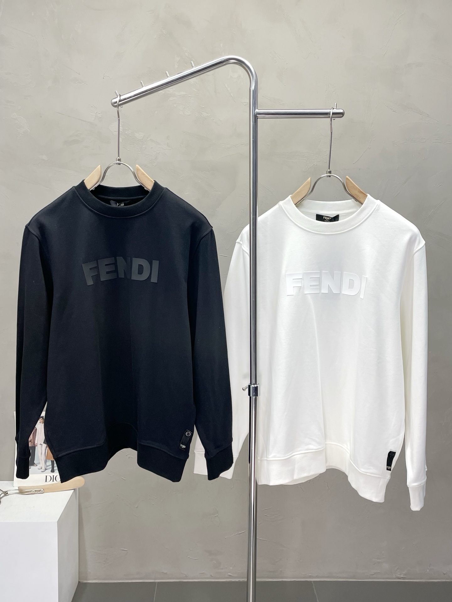 NO:530304,.FENDI exclusively offers the latest fashionable pullover sweatshirts. A jacket with a classic design and great appearance. It is even more difficult to pick and control. You can buy it directly. It is a high-end quality product that cannot be missed! Through the detailed pictures, you can feel its powerful aura, and the warm-concentration effect is significant, so you don’t have to worry about the chill at all! It is both fashionable and functional, and the whole style looks more luxurious and elegant! Size S-XL, fendi, fendi, hoodie, sweatshirts, jackets & coats, alexander wang19860909.FENDI芬迪独家专供最新时尚套头卫衣 经典设计感与颜值爆棚的外套,品质更是无法挑剔品控可以直接入手,不容过错的高端臻品！通过细节图片便可感受到它强悍的气场,聚温保暖效果显著,完全不用担心会有一点寒意！时尚与功能性兼备,整款显得更加的奢华大气！ 尺码S-XL,,fendi,fendi,hoodie,sweatshirts,jackets & coats,alexander wang,Men's clothing