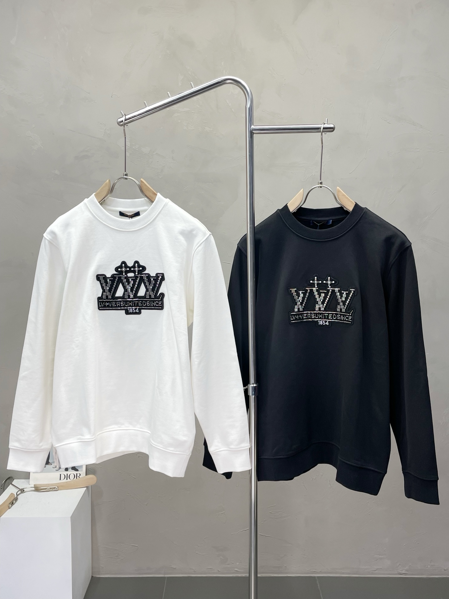 NO:528170,.Louis Vuitton exclusively offers the latest fashionable pullover sweatshirts. A jacket with a classic design and great appearance, and the quality is even more unscrupulous. You can buy it directly. You can't get it wrong! Through the detailed pictures, you can feel its powerful aura, and the warm-concentration effect is significant, so you don’t have to worry about the chill at all! It is both fashionable and functional, and the whole style looks more luxurious and elegant! Size S-XL, louis vuitton,louis vuitton,hoodie,sweatshirts,jackets & coats,alexander wang19860909.Louis Vuitton路易威登独家专供最新时尚套头卫衣 经典设计感与颜值爆棚的外套,品质更是无法挑剔品控可以直接入手,不容过错的高端臻品！通过细节图片便可感受到它强悍的气场,聚温保暖效果显著,完全不用担心会有一点寒意！时尚与功能性兼备,整款显得更加的奢华大气！ 尺码S-XL,,louis vuitton,louis vuitton,hoodie,sweatshirts,jackets & coats,alexander wang,Men's clothing