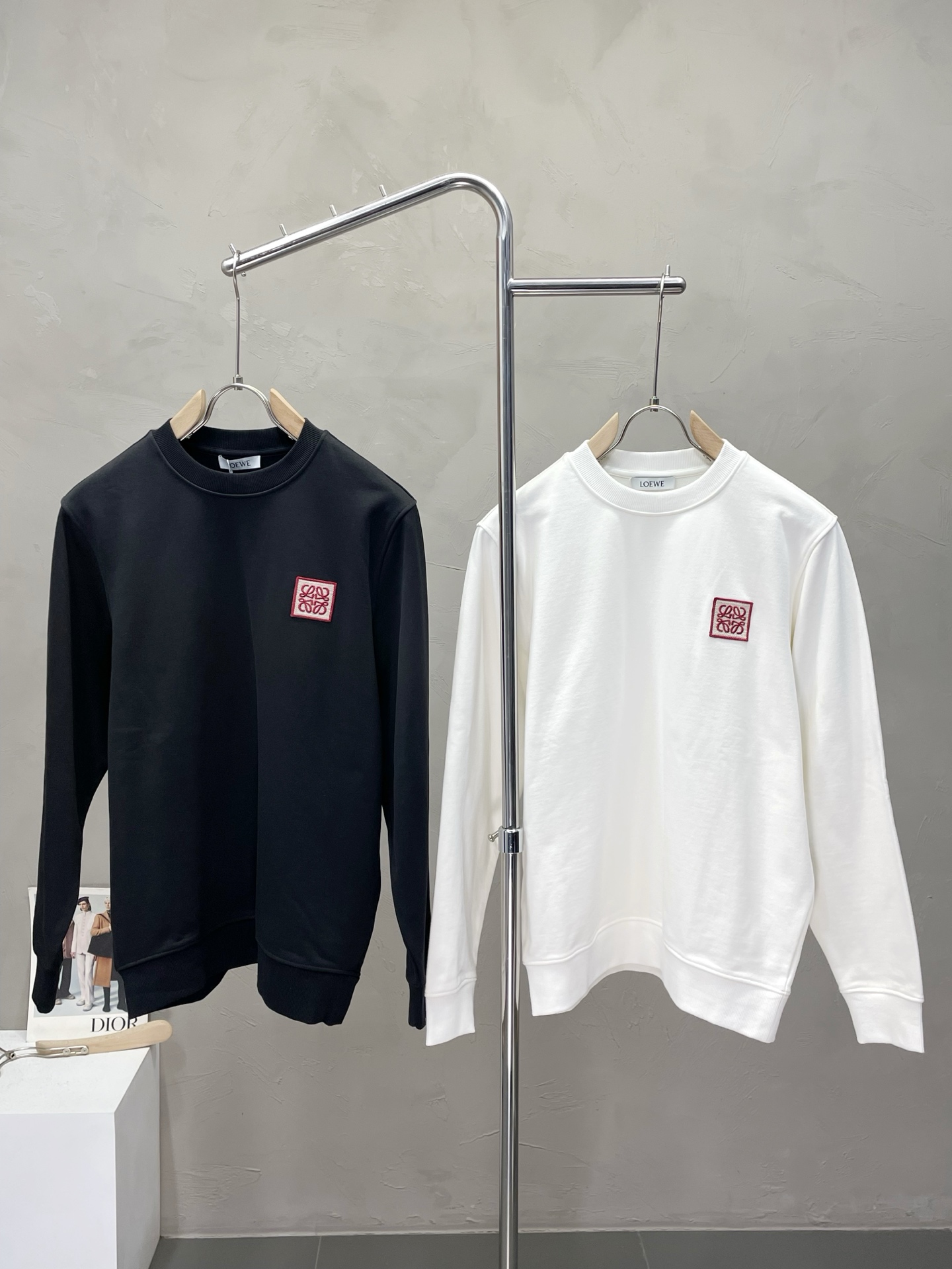 NO:528157,.LOEWE exclusively provides the latest fashionable pullover sweatshirts. A jacket with a classic design and great appearance. It is even more difficult to pick and control. You can buy it directly. You can't get it wrong! Through the detailed pictures, you can feel its powerful aura, and the warm-concentration effect is significant, so you don’t have to worry about the chill at all! It is both fashionable and functional, and the whole style looks more luxurious and elegant! Size S-XL, loewe, loewe, hoodie, sweatshirts, jackets & coats, alexander wang19860909.LOEWE罗意威独家专供最新时尚套头卫衣 经典设计感与颜值爆棚的外套,品质更是无法挑剔品控可以直接入手,不容过错的高端臻品！通过细节图片便可感受到它强悍的气场,聚温保暖效果显著,完全不用担心会有一点寒意！时尚与功能性兼备,整款显得更加的奢华大气！ 尺码S-XL,,loewe,loewe,hoodie,sweatshirts,jackets & coats,alexander wang,Men's clothing