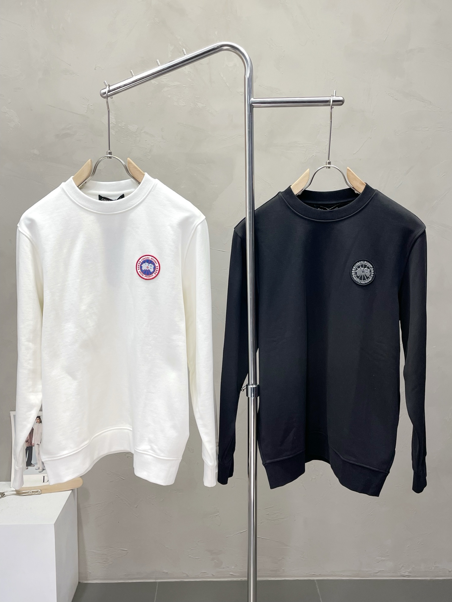 NO:530307,.Canada Goose exclusively offers the latest fashionable pullover sweatshirts. A jacket with a classic design and great appearance, and the quality is even more unscrupulous. You can buy it directly. You can't get it wrong! Through the detailed pictures, you can feel its powerful aura, and the warm-concentration effect is significant, so you don’t have to worry about the chill at all! It is both fashionable and functional, and the whole style looks more luxurious and elegant! Size S-XL, hoodie, sweatshirts, jackets & coats, alexander wang19860909.Canada Goose加拿大鹅独家专供最新时尚套头卫衣 经典设计感与颜值爆棚的外套,品质更是无法挑剔品控可以直接入手,不容过错的高端臻品！通过细节图片便可感受到它强悍的气场,聚温保暖效果显著,完全不用担心会有一点寒意！时尚与功能性兼备,整款显得更加的奢华大气！ 尺码S-XL,,hoodie,sweatshirts,jackets & coats,alexander wang,Men's clothing