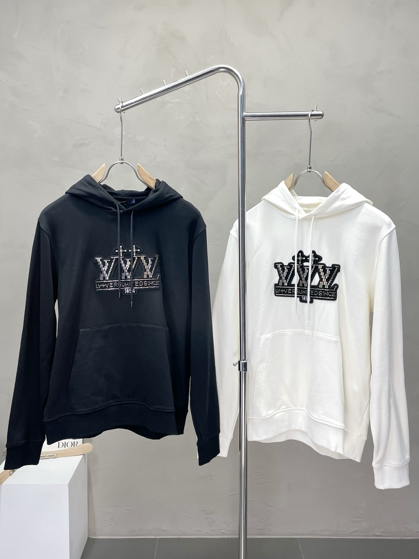 NO:529479,.Louis Vuitton exclusively offers the latest fashionable hooded sweatshirts. A jacket with a classic design and great appearance. It is even more difficult to pick and quality control. You can buy it directly. You can't get it wrong! Through the detailed pictures, you can feel its powerful aura, and the warm-concentration effect is significant, so you don’t have to worry about the chill at all! It is both fashionable and functional, and the whole style looks more luxurious and elegant! Size S-XL, louis vuitton,louis vuitton,hoodie,sweatshirts,jackets & coats,hats,alexander wang19860909.Louis Vuitton路易威登独家专供最新时尚连帽卫衣 经典设计感与颜值爆棚的外套,品质更是无法挑剔品控可以直接入手,不容过错的高端臻品！通过细节图片便可感受到它强悍的气场,聚温保暖效果显著,完全不用担心会有一点寒意！时尚与功能性兼备,整款显得更加的奢华大气！ 尺码S-XL,,louis vuitton,louis vuitton,hoodie,sweatshirts,jackets & coats,hats,alexander wang,Men's clothing