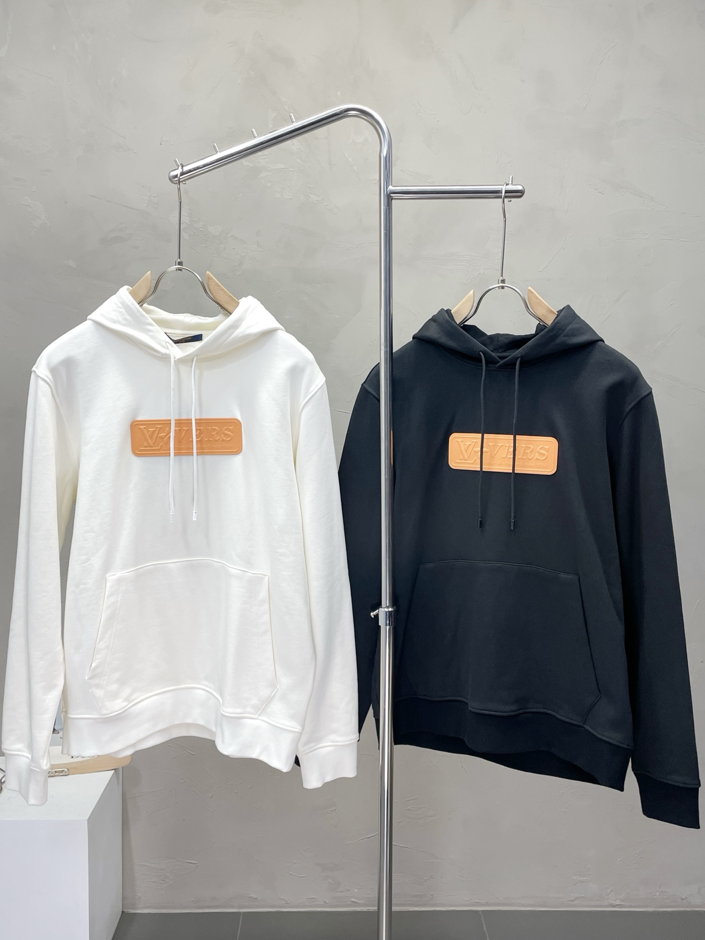 NO:530310,.Louis Vuitton exclusively offers the latest fashionable hooded sweatshirts. A jacket with a classic design and great appearance. It is even more difficult to pick and quality control. You can buy it directly. You can't get it wrong! Through the detailed pictures, you can feel its powerful aura, and the warm-concentration effect is significant, so you don’t have to worry about the chill at all! It is both fashionable and functional, and the whole style looks more luxurious and elegant! Size M-3XL, louis vuitton,louis vuitton,hoodie,sweatshirts,jackets & coats,hats,alexander wang19860909.Louis Vuitton路易威登独家专供最新时尚连帽卫衣 经典设计感与颜值爆棚的外套,品质更是无法挑剔品控可以直接入手,不容过错的高端臻品！通过细节图片便可感受到它强悍的气场,聚温保暖效果显著,完全不用担心会有一点寒意！时尚与功能性兼备,整款显得更加的奢华大气！ 尺码M-3XL,,louis vuitton,louis vuitton,hoodie,sweatshirts,jackets & coats,hats,alexander wang,Men's clothing