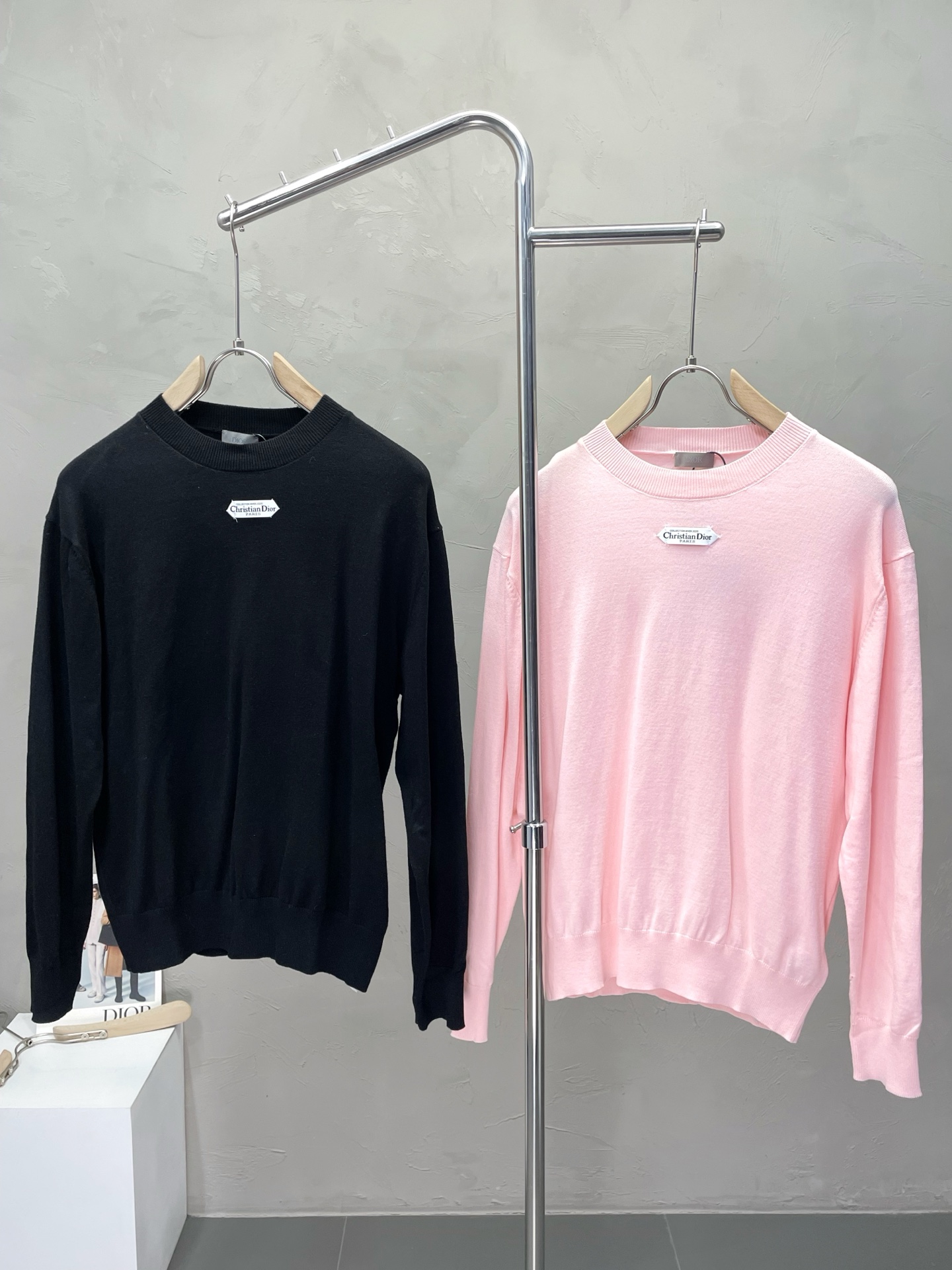 NO:537773,.Dior exclusively offers the latest fashionable sweaters. A jacket with a classic design and great appearance. It is even more difficult to pick and control. You can buy it directly. It is a high-end quality product that cannot be missed! Through the detailed pictures, you can feel its powerful aura, and the effect of gathering and keeping warm is significant. There is no need to worry about the chill at all! It is both fashionable and functional, and the whole style looks more luxurious and elegant! Size S-XL, Dior, Dior, Jackets & coats, Alexander wang19860909.Dior迪奥独家专供最新时尚针织衫 经典设计感与颜值爆棚的外套,品质更是无法挑剔品控可以直接入手,不容过错的高端臻品！通过细节图片便可感受到它强悍的气场,聚温保暖效果显著,完全不用担心会有一点寒意！时尚与功能性兼备,整款显得更加的奢华大气！ 尺码S-XL,,dior,dior,jackets & coats,alexander wang,Men's clothing