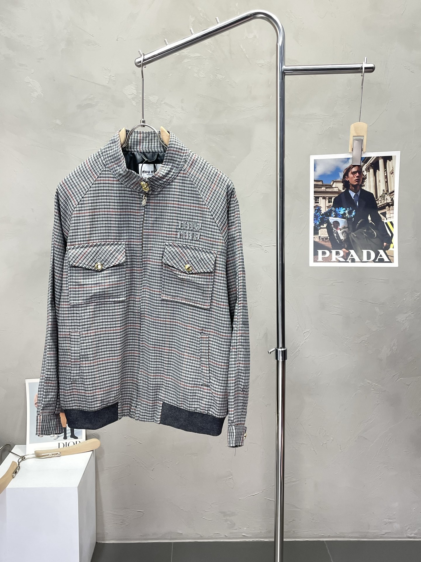 NO:537765,.Miumiu Miumi exclusively offers the latest fashionable jackets. A jacket with classic design and super-looking appearance, with quality that cannot be picked and quality control can be purchased directly, and it is not to be mistaken for high-end products! Through the detailed pictures, you can feel its powerful aura, and the effect of gathering and keeping warm is significant. There is no need to worry about the chill at all! It is both fashionable and functional, and the whole style looks more luxurious and elegant! Size 36.38.40.42,,miumiu,jackets & coats,jackets & coats,alexander wang19860909.Miumiu谬谬独家专供最新时尚夹克外套.经典设计与颜值爆棚的外套,品质更是无法挑剔品控可以直接入手,不容过错的高端臻品！通过细节图片便可感受到它强悍的气场,聚温保暖效果显著,完全不用担心会有一点寒意！时尚与功能性兼备,整款显得更加的奢华大气！ 尺码36.38.40.42,,miumiu,jackets & coats,jackets & coats,alexander wang,Men's clothing