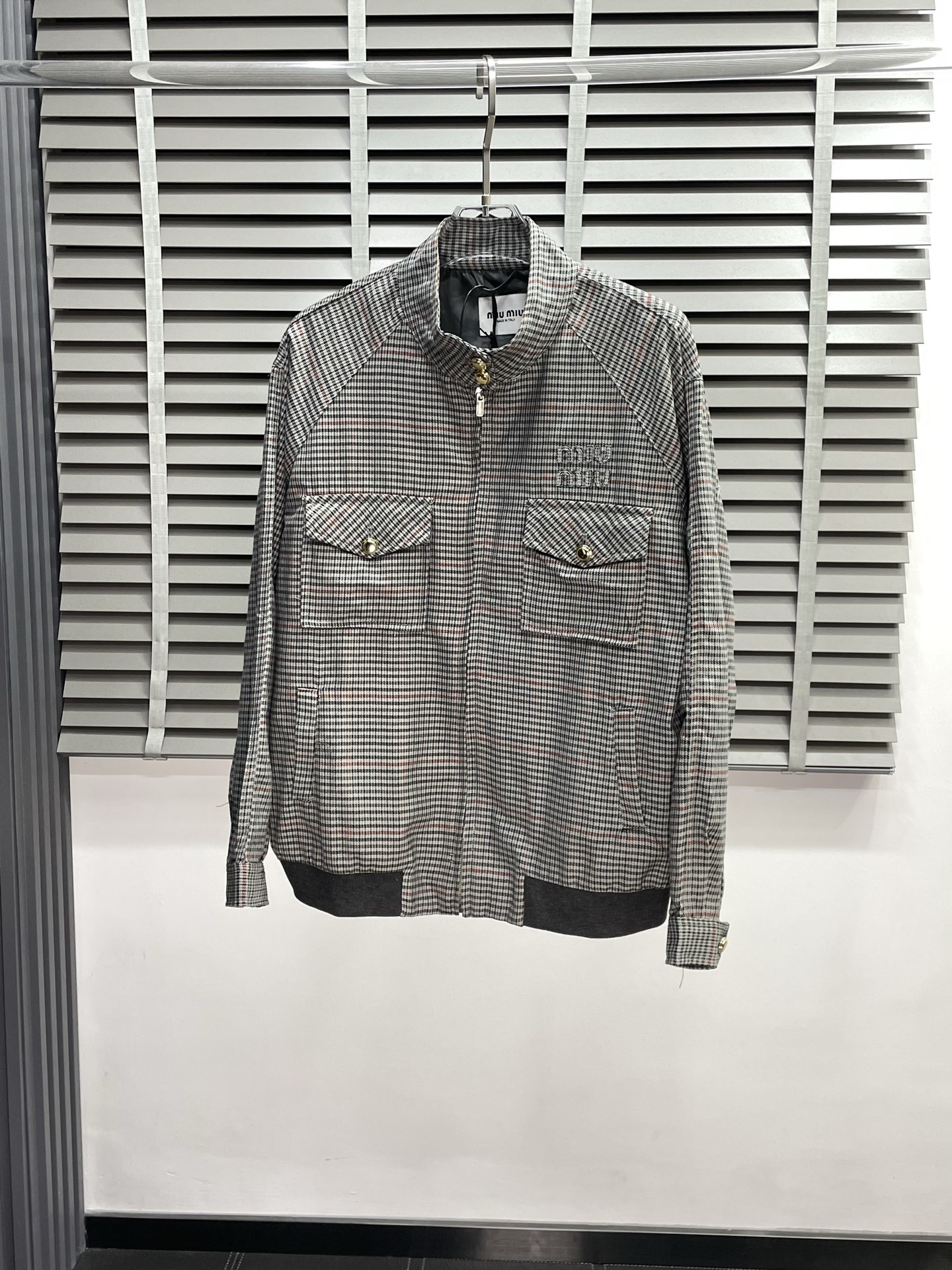 NO:531387,.Miumiu Miumi exclusively offers the latest fashionable jackets. A jacket with classic design and super-looking appearance, with quality that cannot be picked and quality control can be purchased directly, and it is not to be mistaken for high-end products! Through the detailed pictures, you can feel its powerful aura, and the warm-concentration effect is significant, so you don’t have to worry about the chill at all! It is both fashionable and functional, and the whole style looks more luxurious and elegant! Size 36.38.40.42,,miumiu,jackets & coats,jackets & coats,alexander wang19860909.Miumiu谬谬独家专供最新时尚夹克外套.经典设计与颜值爆棚的外套,品质更是无法挑剔品控可以直接入手,不容过错的高端臻品！通过细节图片便可感受到它强悍的气场,聚温保暖效果显著,完全不用担心会有一点寒意！时尚与功能性兼备,整款显得更加的奢华大气！ 尺码36.38.40.42,,miumiu,jackets & coats,jackets & coats,alexander wang,Men's clothing