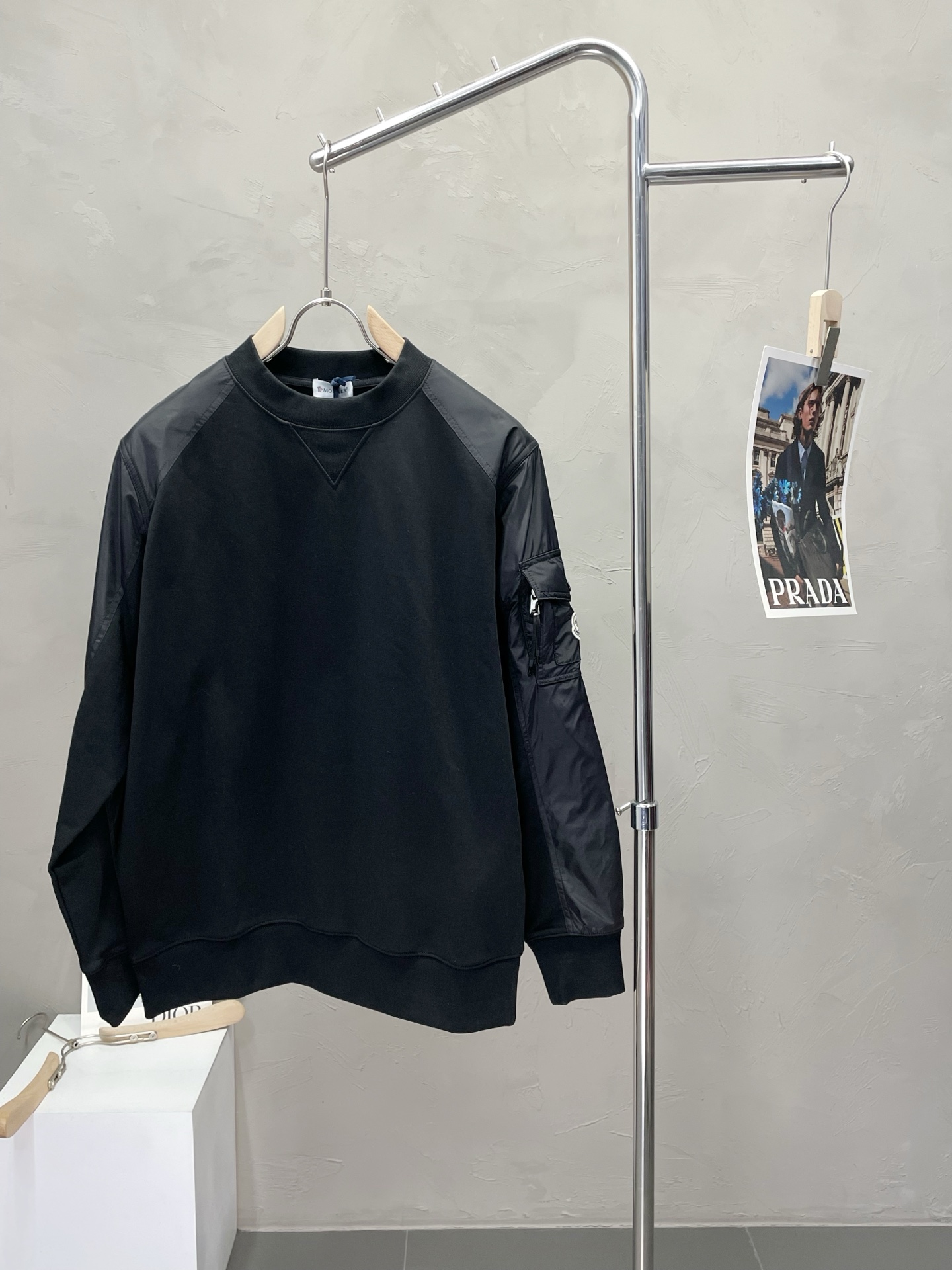 NO:537779,.Moncler's hooded exclusively for the latest fashionable pullover sweatshirts. Classic design and design with great appearance. The quality is even more unscrupulous. You can buy it directly. You can't get it wrong! Through the detailed pictures, you can feel its powerful aura. The inner layer has a significant effect of warming and keeping warm. There is no need to worry about a little chill! It is both fashionable and functional, and the whole style looks more luxurious and elegant! Size S-XL, Moncler, hoodie, sweatshirts, alexander wang19860909.Moncler蒙口独家专供最新时尚套头卫衣 经典设计与颜值爆棚的设计 品质更是无法挑剔品控可以直接入手,不容过错的高端臻品！通过细节图片便可感受到它强悍的气场,内里加绒 聚温保暖效果显著,完全不用担心会有一点寒意！时尚与功能性兼备,整款显得更加的奢华大气！ 尺码S-XL,,Moncler,hoodie,sweatshirts,alexander wang,Men's clothing