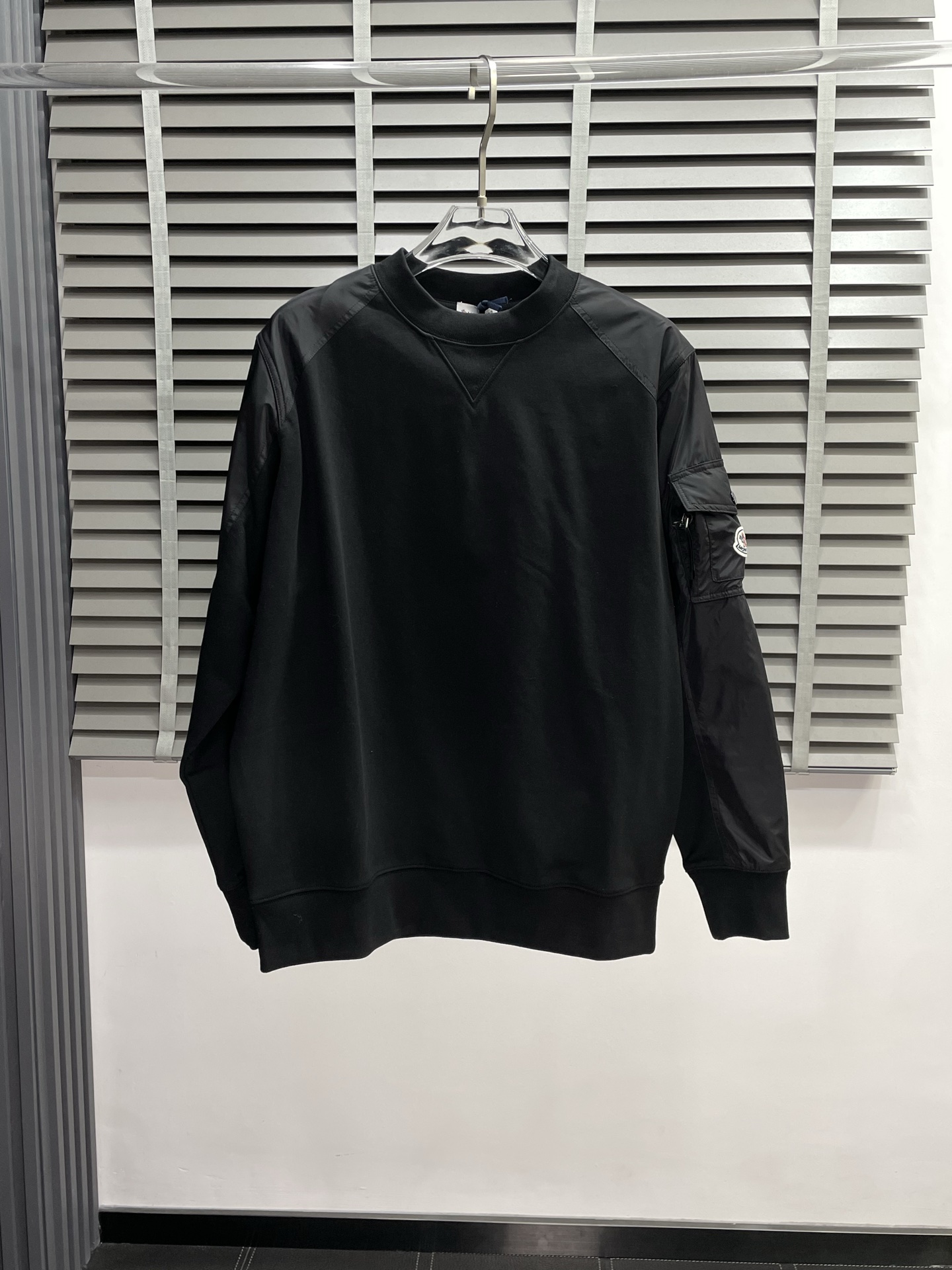 NO:531386,.Moncler's hooded exclusively for the latest fashionable pullover sweatshirts. Classic design and design with great appearance. The quality is even more unscrupulous. You can buy it directly. You can't get it wrong! Through the detailed pictures, you can feel its powerful aura. The inner layer has a significant effect of warming and keeping warm. There is no need to worry about a little chill! It is both fashionable and functional, and the whole style looks more luxurious and elegant! Size S-XL, Moncler, hoodie, sweatshirts, alexander wang19860909.Moncler蒙口独家专供最新时尚套头卫衣 经典设计与颜值爆棚的设计 品质更是无法挑剔品控可以直接入手,不容过错的高端臻品！通过细节图片便可感受到它强悍的气场,内里加绒 聚温保暖效果显著,完全不用担心会有一点寒意！时尚与功能性兼备,整款显得更加的奢华大气！ 尺码S-XL,,Moncler,hoodie,sweatshirts,alexander wang,Men's clothing