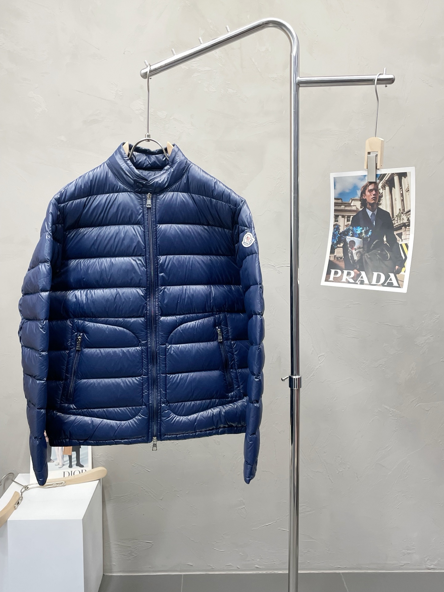 NO:528182,.Down Jacket - Moncler Mask is exclusively designed for new classic down jackets in autumn and winter. Trading companies have found channels and are essential for cooling weather. They can be worn in daily life and outdoor sports. The down jacket is smooth and shiny, wear-resistant, scratch-resistant and easy to manage. The inner is equipped with high-quality white goose down filling. It is matched with large square quilt quilting technology to create a fluffy and full overall effect, good elasticity, and takes into account the strong warm and warm locking effect, so that you are not afraid of the cold outdoor weather in autumn and winter! Size 1-5, Moncler, down jacket, alexander wang19860909.羽绒服- Moncler蒙口独家专供秋冬新款经典羽绒服,贸易公司渠道稀出,降温天气必备的保暖单品,不论是日常还是户外运动都能穿.该羽绒服面料质感光滑亮泽,耐磨防刮易打理,内里配置优质白鹅绒埴充,在搭配大方格绗缝工艺,打造蓬松饱满的整体效果,回弹性好,兼顾强悍的保暖锁温效果,让你无惧秋冬季寒冷的户外天气! 尺码1-5,,Moncler,down jacket,alexander wang,Men's clothing