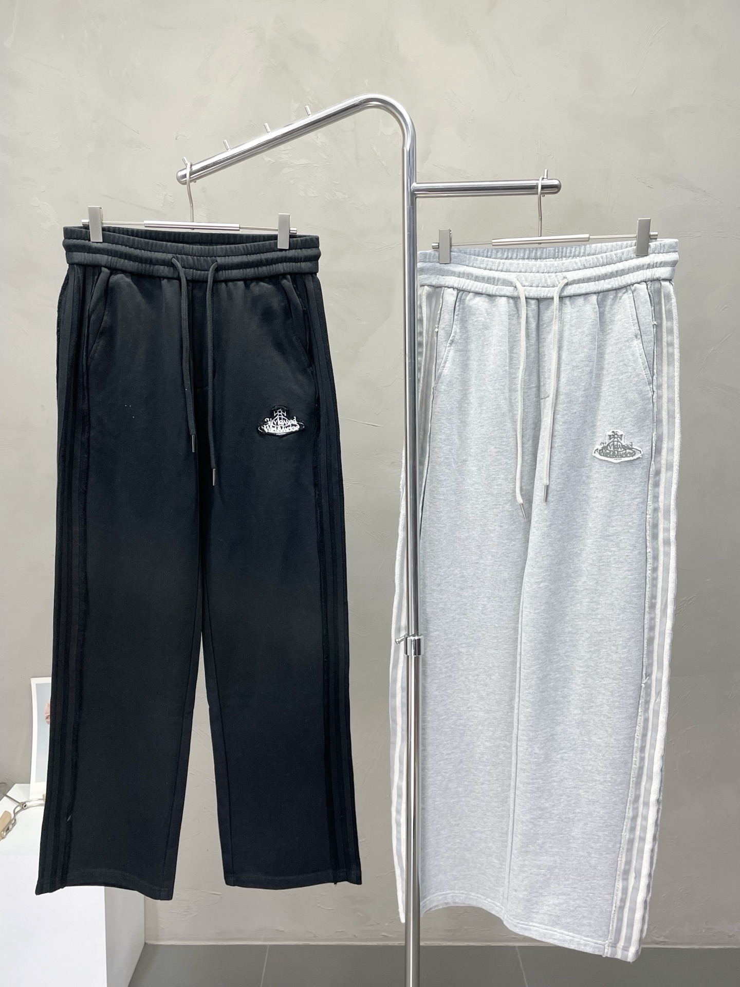 NO:528146,.Vivienne Westwood exclusively offers new casual pants high-end version!  Customized fabrics for counters are breathable and comfortable, with impeccable details, and the brand element design concept reflects high quality. The feel is delicate and soft!  It is casually cut, with a great upper body style!  Number of codes: M-3XL, alexander wang19860909.Vivienne Westwood西太后独家专供新款 休闲裤 高端版本！专柜定制面料 透气舒适度高,细节无可挑剔,品牌元素设计理念,体现高品质.手感细腻柔软！呈现休闲裁剪,上身版型超赞！码数: M-3XL,,alexander wang,Men's clothing