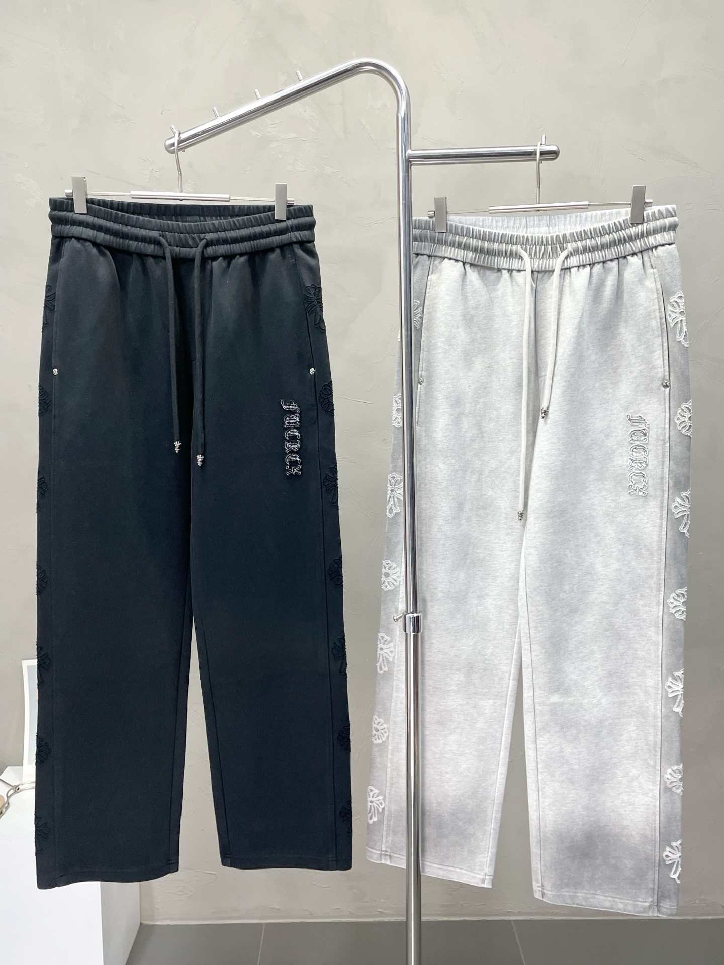 NO:528164,.Chrome hearts exclusively for new casual pants high-end version!  Customized fabrics for counters are breathable and comfortable, with impeccable details, and the brand element design concept reflects high quality. The feel is delicate and soft!  It is casually cut, with a great upper body style!  Number of codes: M-3XL, chrome hearts, chrome hearts, alexander wang19860909.Chrome hearts克罗心独家专供新款 休闲裤 高端版本！专柜定制面料 透气舒适度高,细节无可挑剔,品牌元素设计理念,体现高品质.手感细腻柔软！呈现休闲裁剪,上身版型超赞！码数: M-3XL,,chrome hearts,chrome hearts,alexander wang,Men's clothing