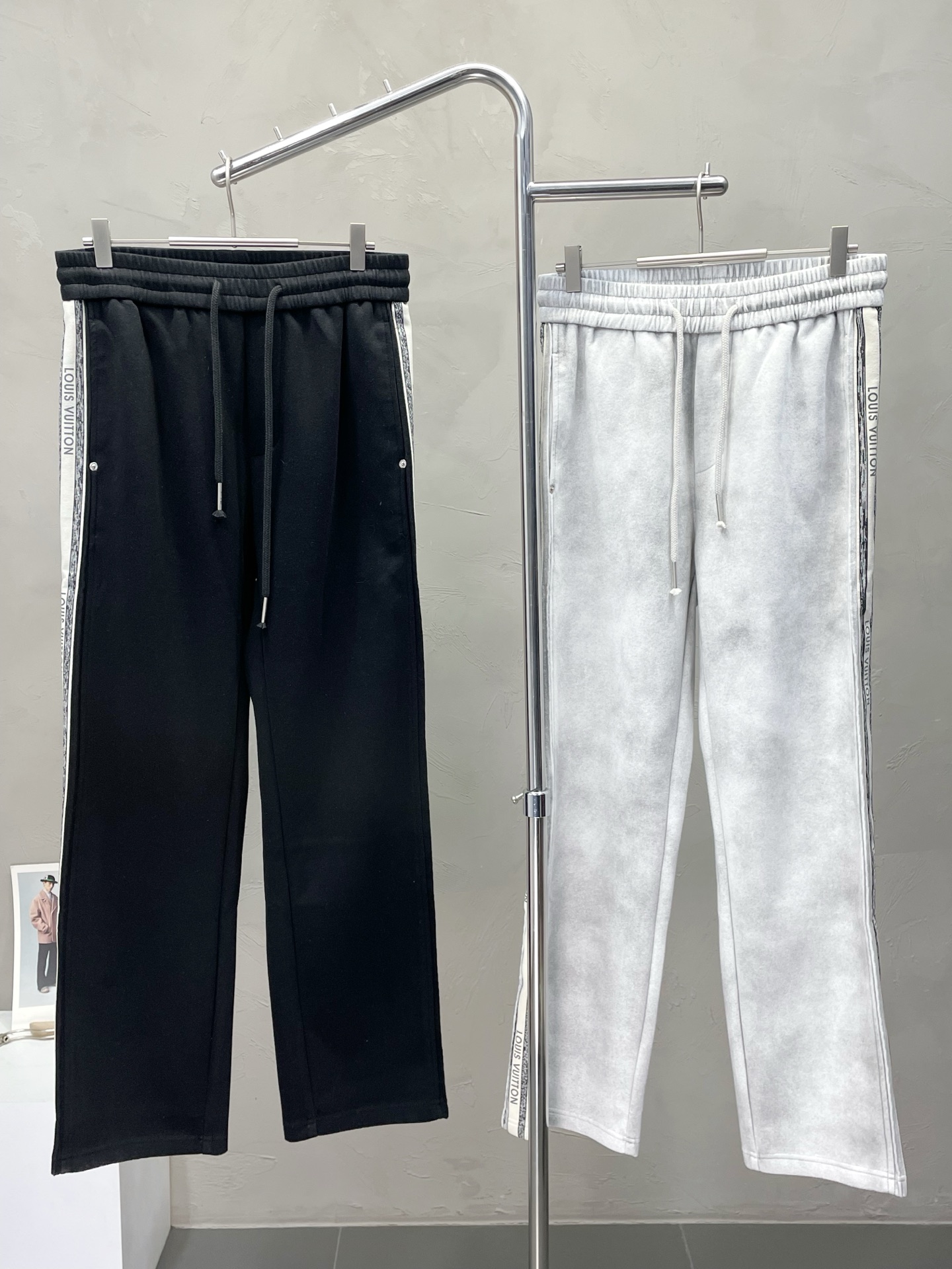 NO:528158,.Louis Vuitton exclusively for new casual pants high-end version!  Customized fabrics for counters are breathable and comfortable, with impeccable details, and the brand element design concept reflects high quality. The feel is delicate and soft!  It is casually cut, with a great upper body style!  Number of codes: M-3XL, louis vuitton,louis vuitton,alexander wang19860909.Louis Vuitton路易威登独家专供新款 休闲裤 高端版本！专柜定制面料 透气舒适度高,细节无可挑剔,品牌元素设计理念,体现高品质.手感细腻柔软！呈现休闲裁剪,上身版型超赞！码数: M-3XL,,louis vuitton,louis vuitton,alexander wang,Men's clothing