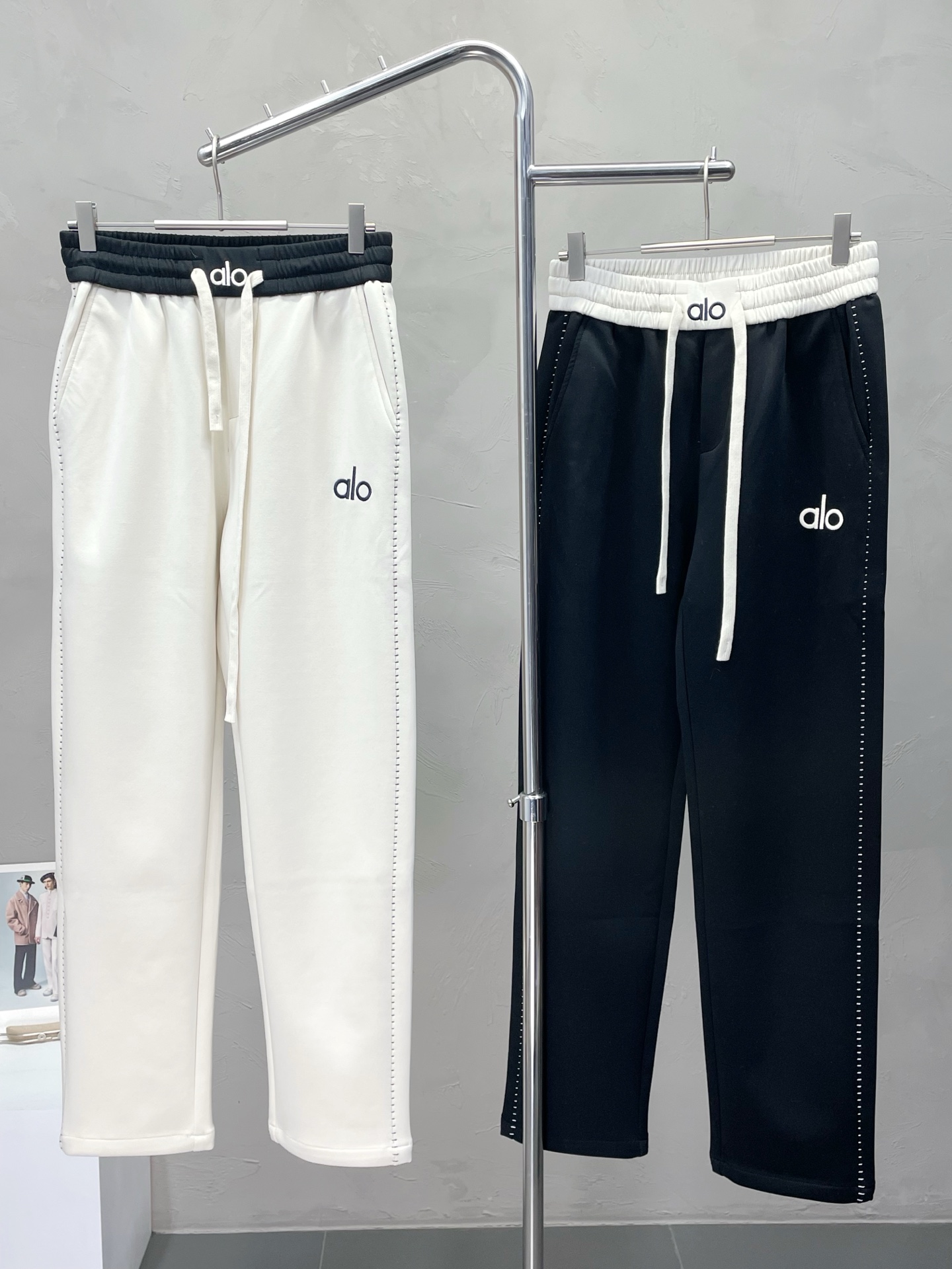 NO:528144,.ALO yoga exclusively for new casual pants high-end version!  Customized fabrics for counters are breathable and comfortable, with impeccable details, and the brand element design concept reflects high quality. The feel is delicate and soft!  It is casually cut, with a great upper body style!  Number of codes: M-3XL, alexander wang19860909.ALO yoga 独家专供新款 休闲裤 高端版本！专柜定制面料 透气舒适度高,细节无可挑剔,品牌元素设计理念,体现高品质.手感细腻柔软！呈现休闲裁剪,上身版型超赞！码数: M-3XL,,alexander wang,Men's clothing