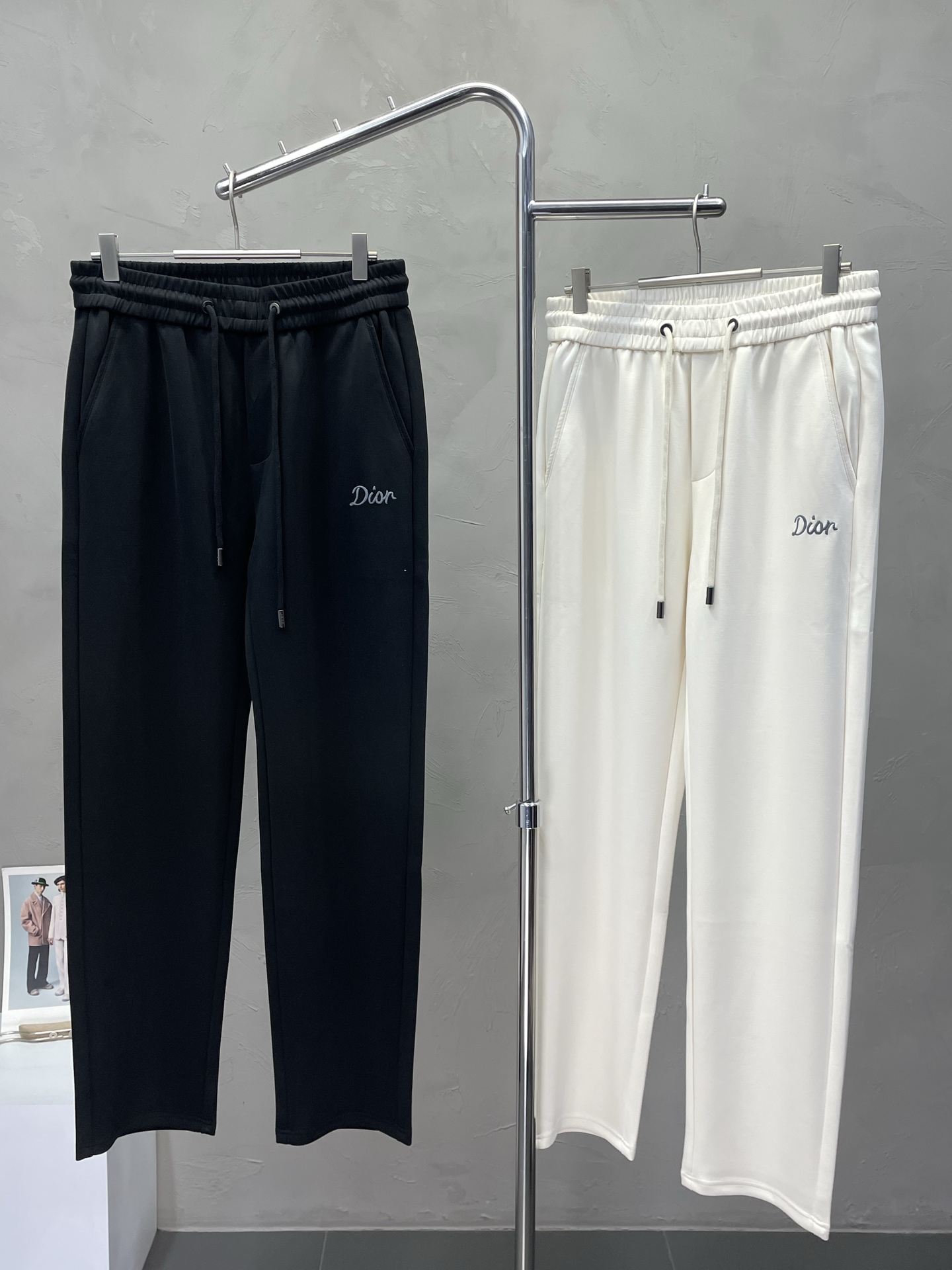 NO:528152,.Dior exclusively available for new casual pants high-end version!  Customized fabrics for counters are breathable and comfortable, with impeccable details, and the brand element design concept reflects high quality. The feel is delicate and soft!  It is casually cut, with a great upper body style!  Number of codes: M-3XL, dior, dior, alexander wang19860909.Dior迪奥独家专供新款 休闲裤 高端版本！专柜定制面料 透气舒适度高,细节无可挑剔,品牌元素设计理念,体现高品质.手感细腻柔软！呈现休闲裁剪,上身版型超赞！码数: M-3XL,,dior,dior,alexander wang,Men's clothing