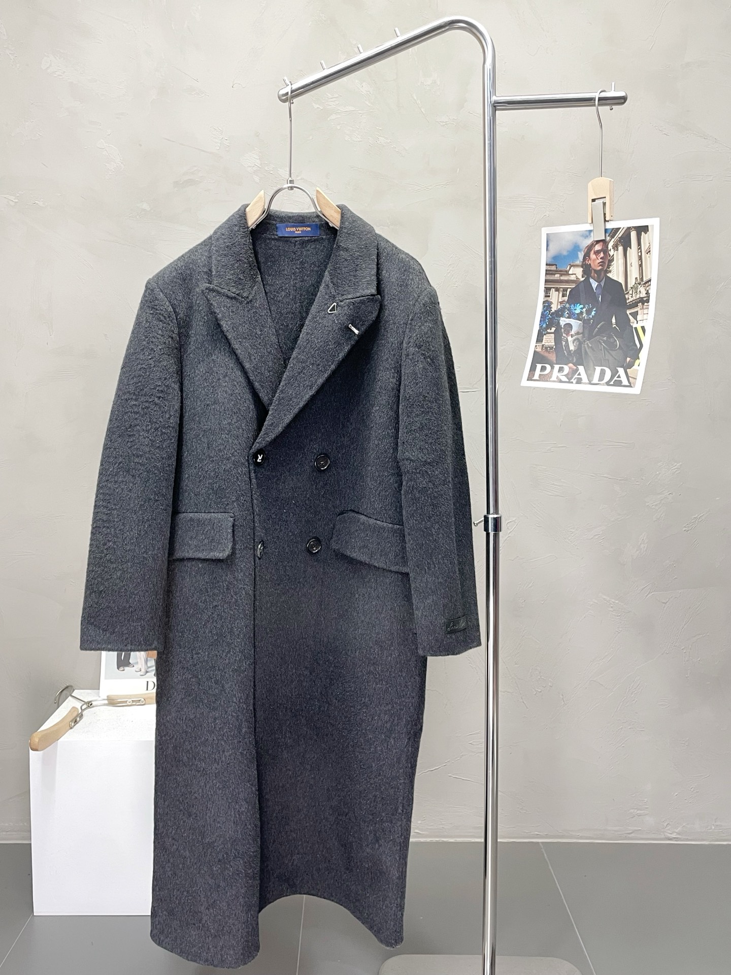 NO:537769,.Extra-long coat - Louis Vuitton exclusively supplies new original single men's wool double-sided wool coat, long double-breasted wool coat, channel special supply, high-end goods official website, counter synchronization, simple and classic hit style. Simple and neat and refreshing business, quality workmanship details can stand any form of inspection, absolutely produced by a large manufacturer, presenting a brand new look, giving you a unique upper body experience!  All of them have undergone strict selection process, original customized buttons, simple, generous and versatile style, elegant and handsome on the upper body, and a brand new visual feeling!  Invincible appearance, the details are very good, the upper body is not picky, and the must-have model is reserved. S-XL (large and lengthened), louis vuitton,louis vuitton,jackets & coats,alexander wang19860909.超长款大衣-Louis Vuitton路易威登独家专供新款原单男士羊毛双面呢大衣长款双排扣毛呢外套渠道特供 高端货官网柜台同步 简约经典大爆款.简洁利落又清爽商务,品质做工细节经得起任何形式检验,绝对大厂代工出品 呈现一种焕然一新,赋予你与众不同的上身体验！均经过严格的挑选工序,原版定制纽扣,简约大方百搭款 上身优雅帅气,焕然一新的即视感！品相无敌,细节都很到位,上身不挑人,必入的自留款. 码数S-XL（偏大加长）,,louis vuitton,louis vuitton,jackets & coats,alexander wang,Men's clothing