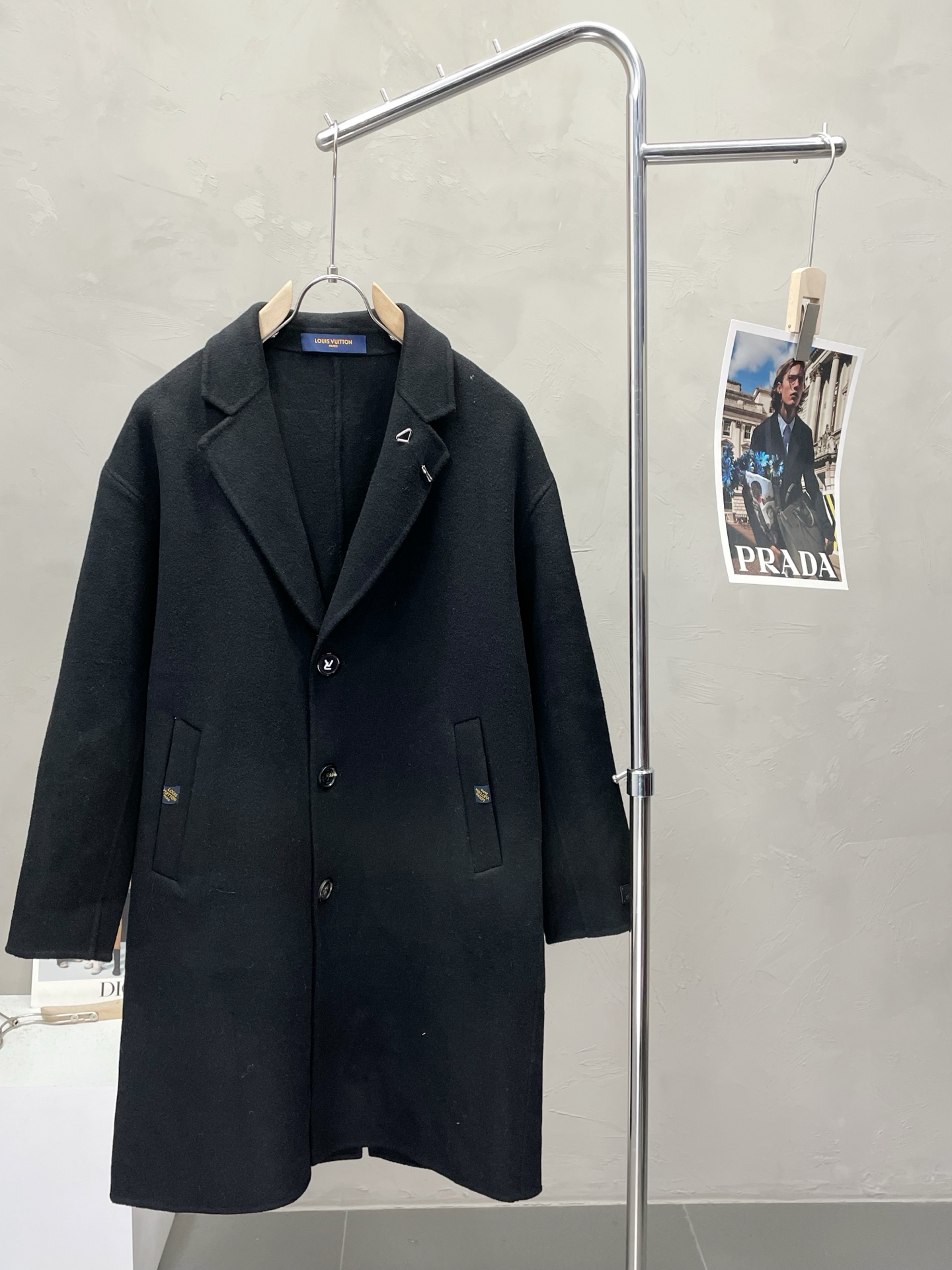 NO:573409,.Long coat-Louis Vuitton exclusively offers the new original men's wool double-sided woolen coat. Long breasted woolen coat channel special supply. High-end goods official website counter synchronization. Simple and classic popular style. Simple, neat and refreshing business, quality workmanship details can withstand any form of inspection, absolutely produced by a major factory, presenting a brand new look, giving you a unique upper body experience!  All have gone through a strict selection process, original custom-made buttons, simple, elegant and versatile styles. The upper body is elegant and handsome, giving you a brand new sense of sight!  The appearance is incomparable, the details are in place, the upper body is not picky, and it is a must-have. Size M-3XL (too large),, louis vuitton, louis vuitton, jackets & coats, alexander wang19860909.长款大衣-Louis Vuitton路易威登独家专供新款原单男士羊毛双面呢大衣长款排扣毛呢外套渠道特供 高端货官网柜台同步 简约经典大爆款.简洁利落又清爽商务,品质做工细节经得起任何形式检验,绝对大厂代工出品 呈现一种焕然一新,赋予你与众不同的上身体验！均经过严格的挑选工序,原版定制纽扣,简约大方百搭款 上身优雅帅气,焕然一新的即视感！品相无敌,细节都很到位,上身不挑人,必入的自留款. 码数M-3XL（偏大）,,louis vuitton,louis vuitton,jackets & coats,alexander wang,Men's clothing